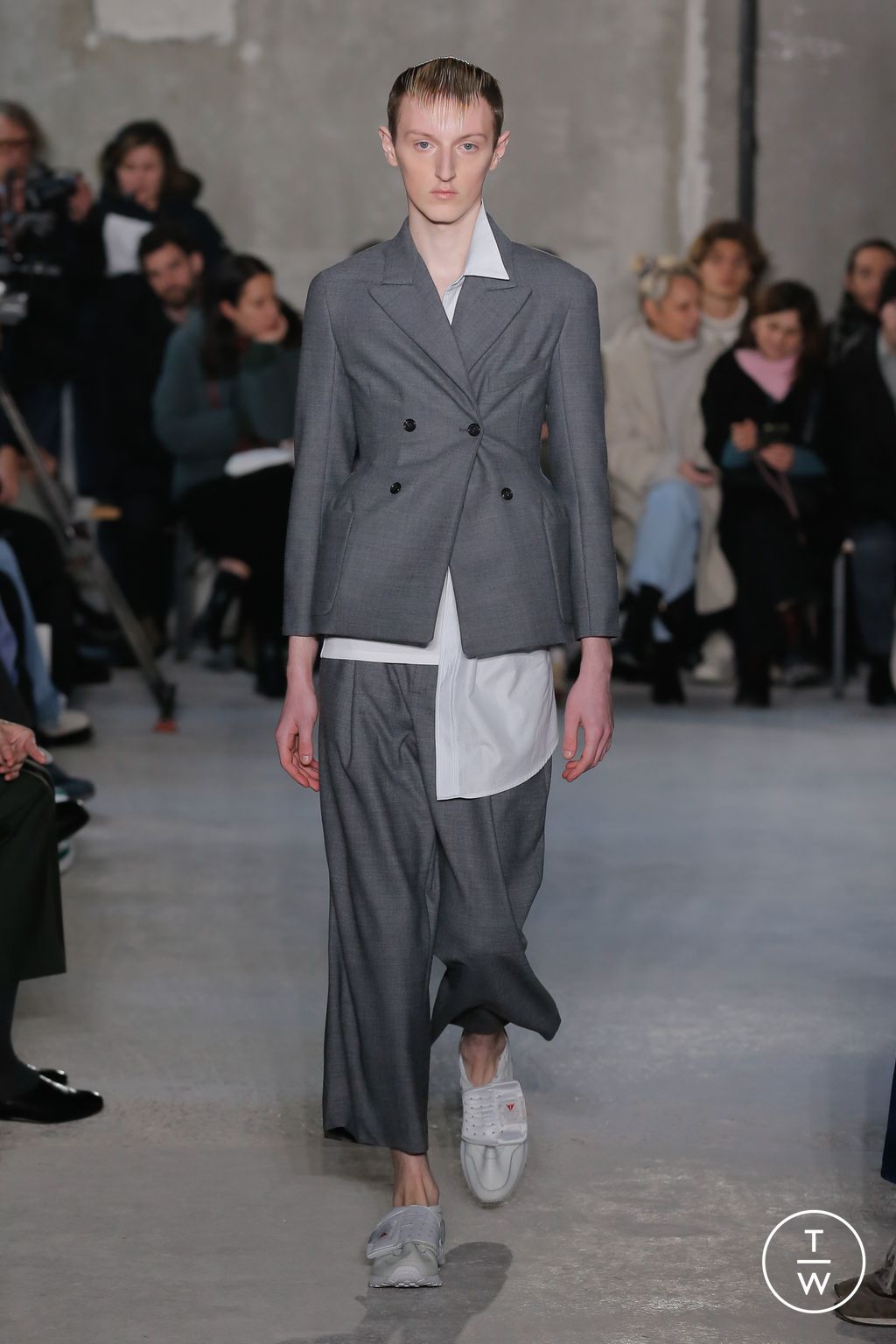 Fashion Week Paris Fall/Winter 2023 look 1 de la collection Hed Mayner menswear