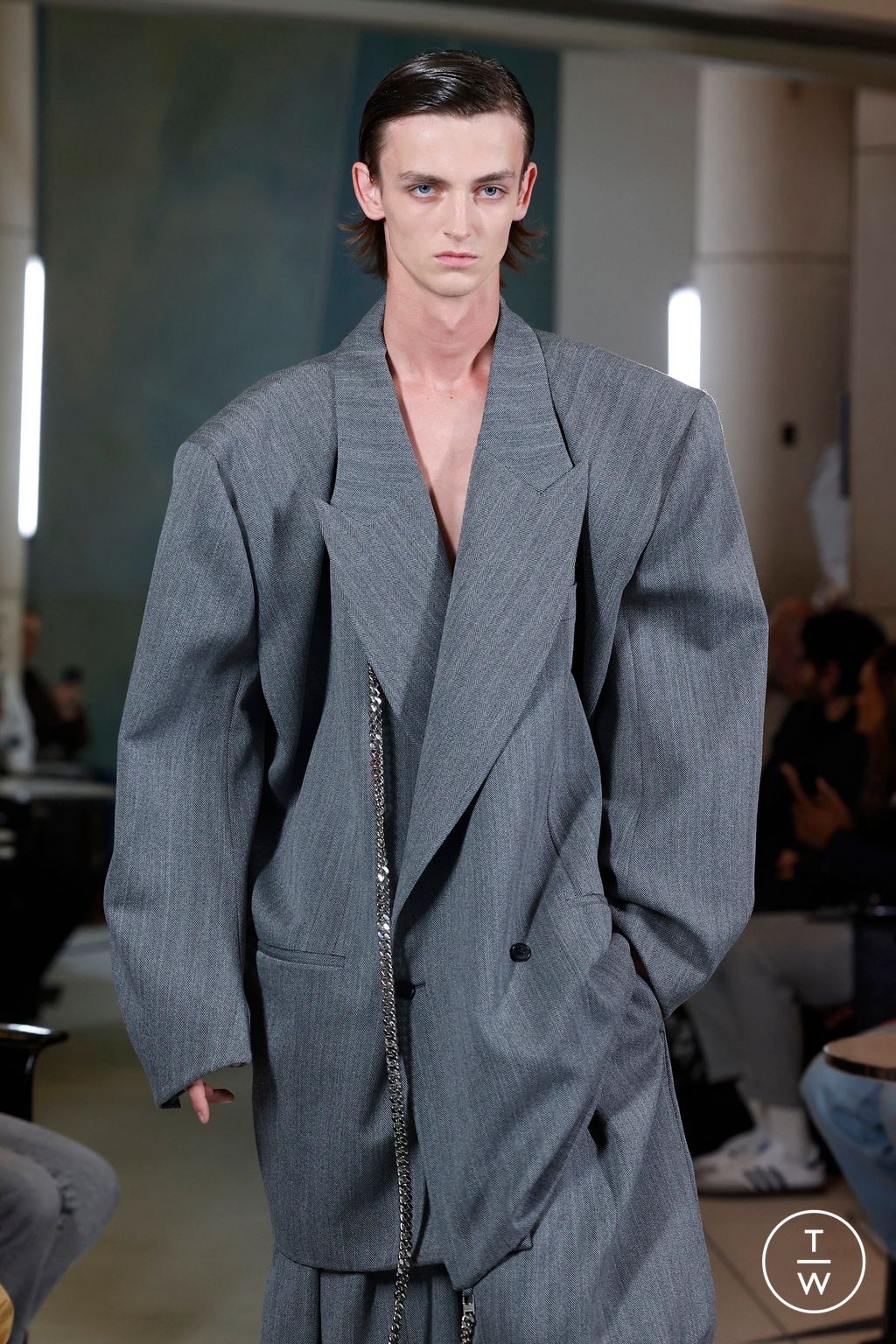 Fashion Week Paris Fall/Winter 2025 look 1 from the Hed Mayner collection menswear