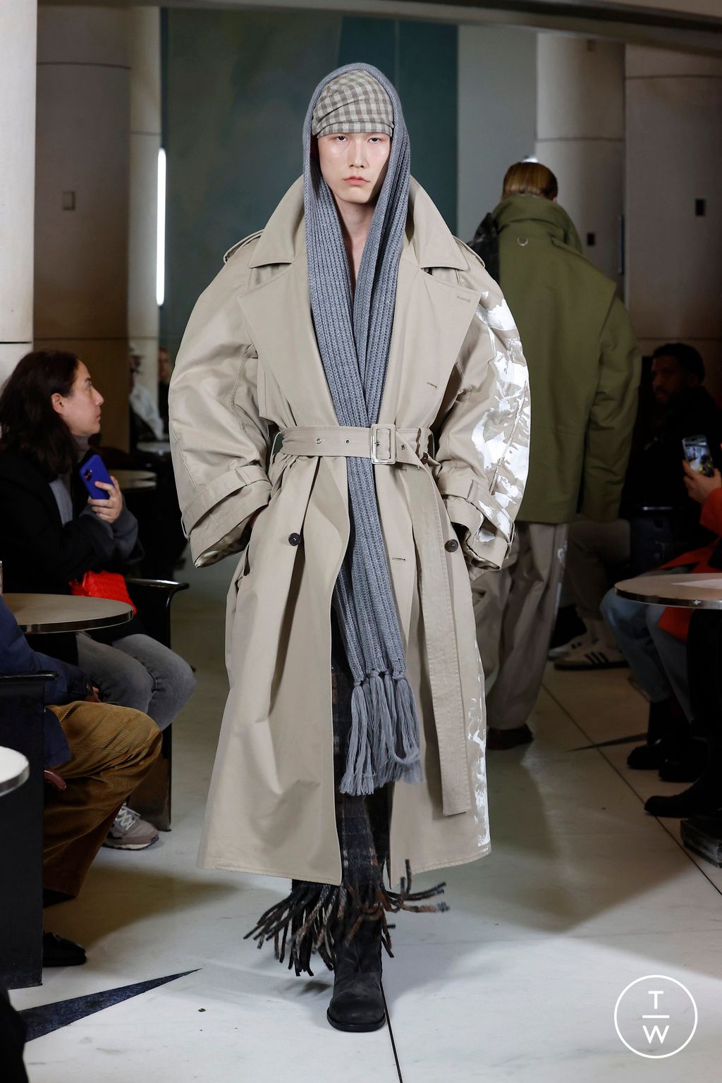 Fashion Week Paris Fall/Winter 2025 look 8 de la collection Hed Mayner menswear