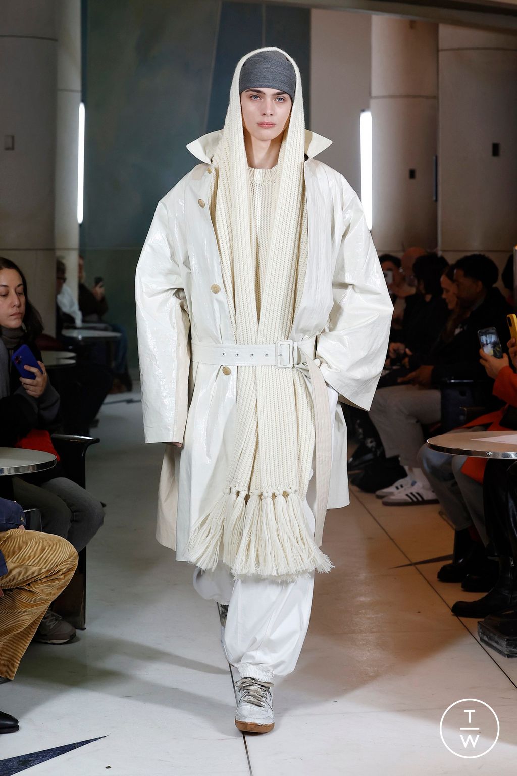 Fashion Week Paris Fall/Winter 2025 look 9 de la collection Hed Mayner menswear