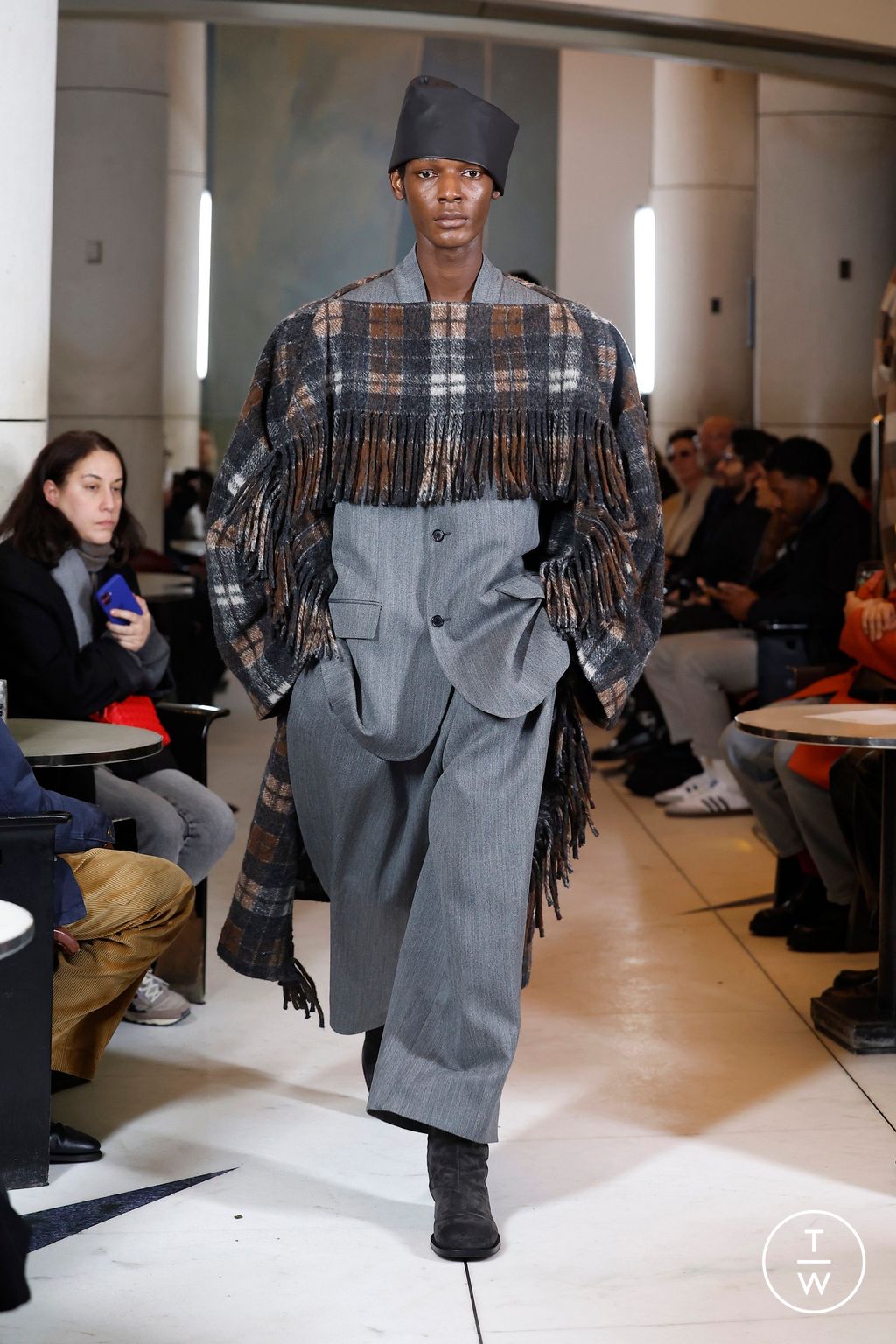 Fashion Week Paris Fall/Winter 2025 look 11 de la collection Hed Mayner menswear