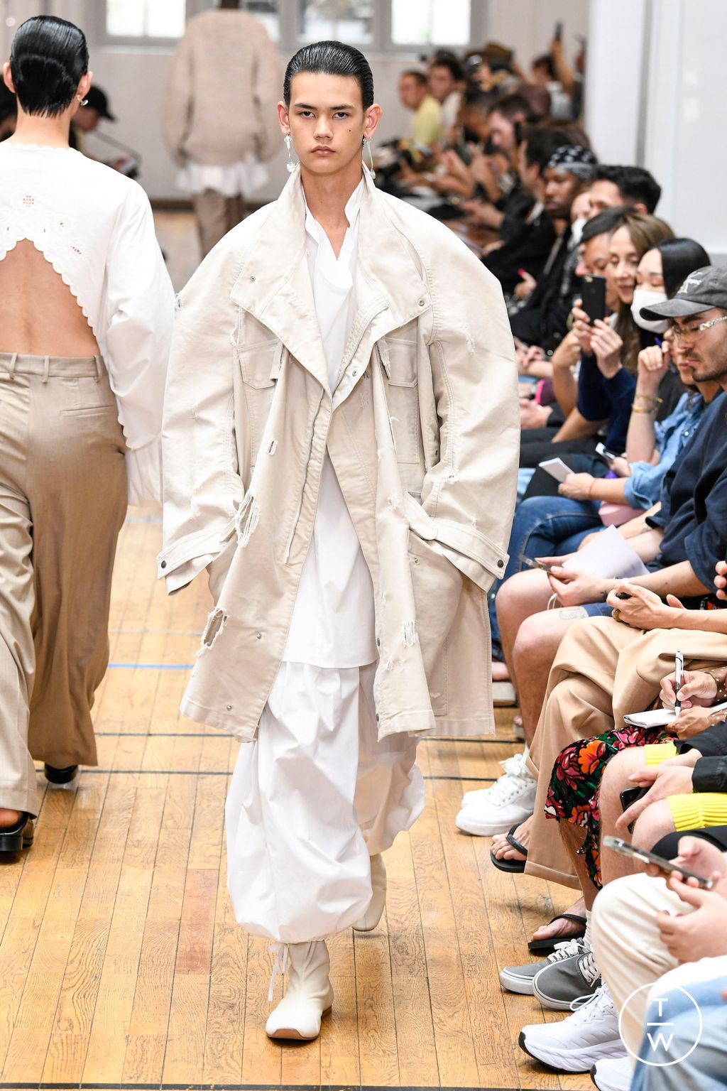 Fashion Week Paris Spring/Summer 2023 look 8 de la collection Hed Mayner menswear