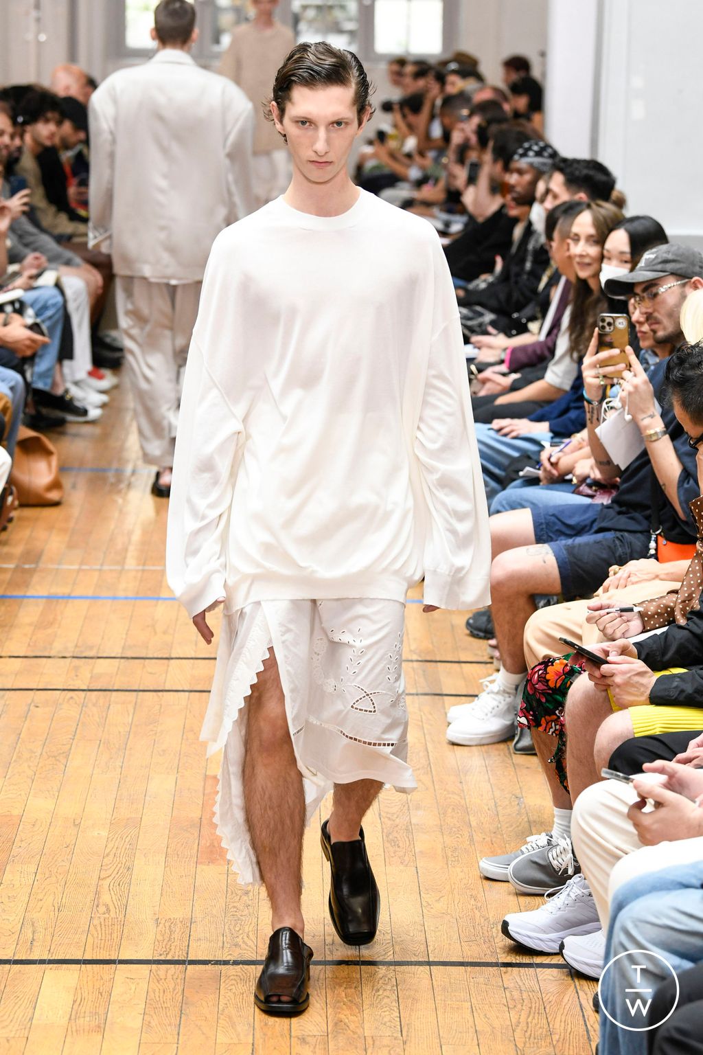 Fashion Week Paris Spring/Summer 2023 look 21 from the Hed Mayner collection 男装