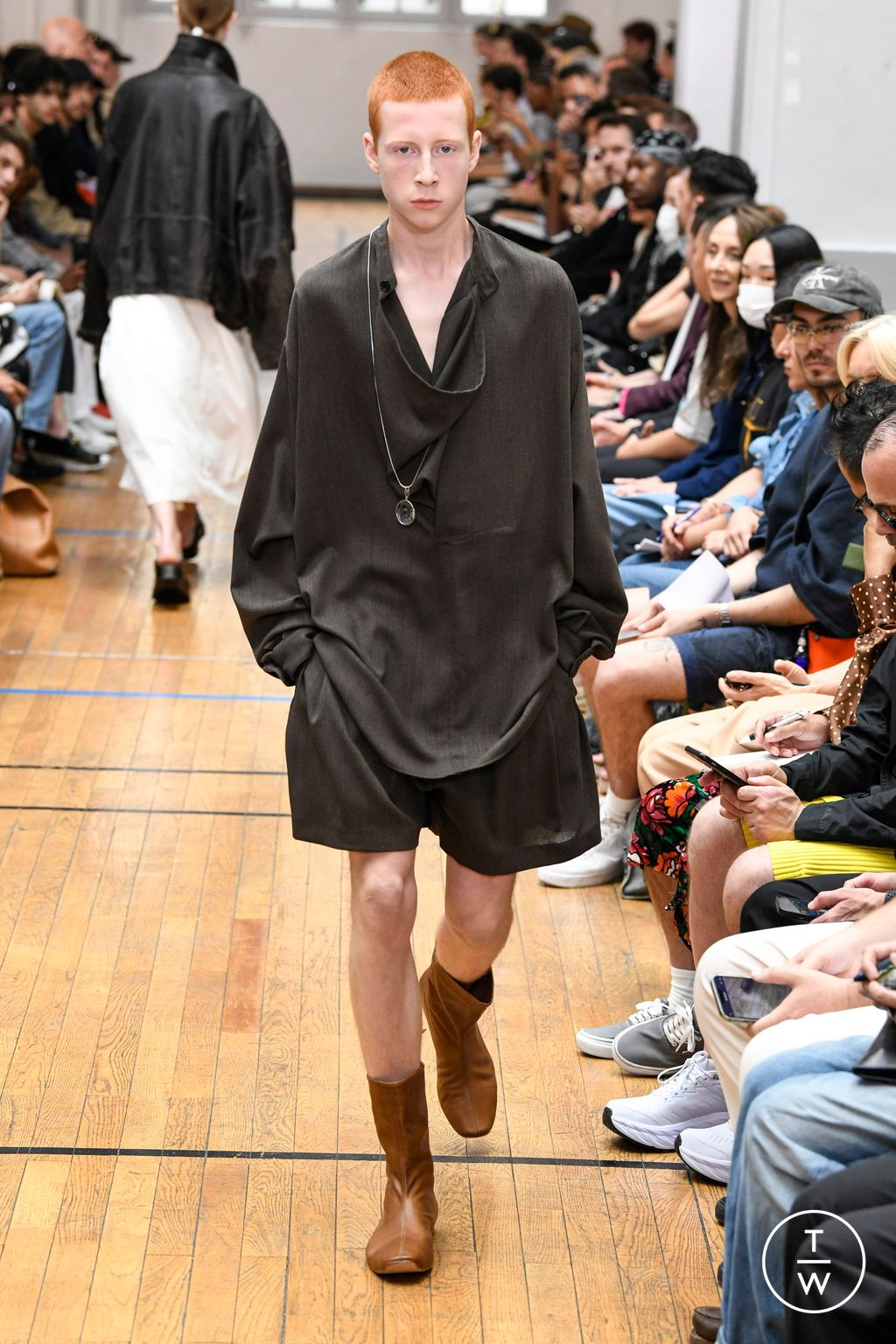 Fashion Week Paris Spring/Summer 2023 look 24 from the Hed Mayner collection 男装