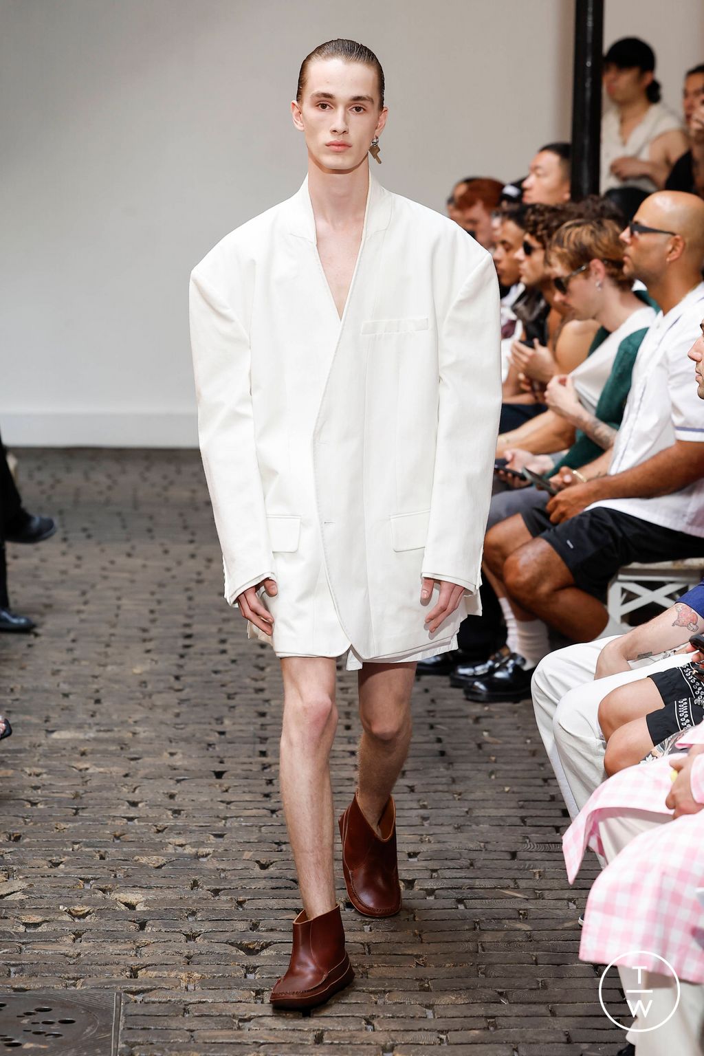Fashion Week Paris Spring/Summer 2024 look 1 de la collection Hed Mayner menswear