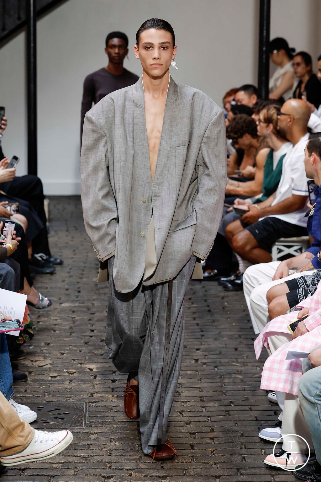 Fashion Week Paris Spring/Summer 2024 look 12 de la collection Hed Mayner menswear