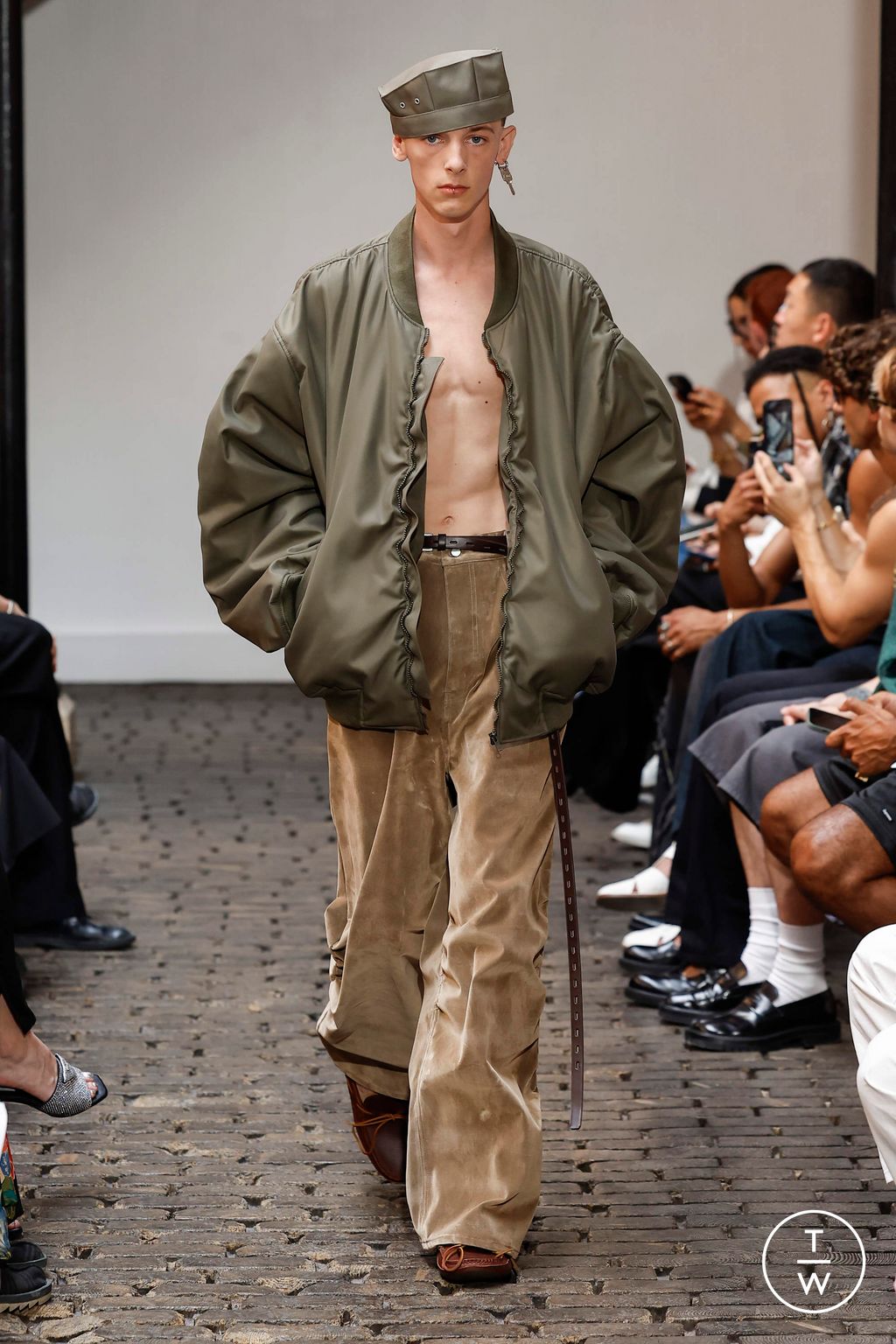 Fashion Week Paris Spring/Summer 2024 look 29 from the Hed Mayner collection 男装