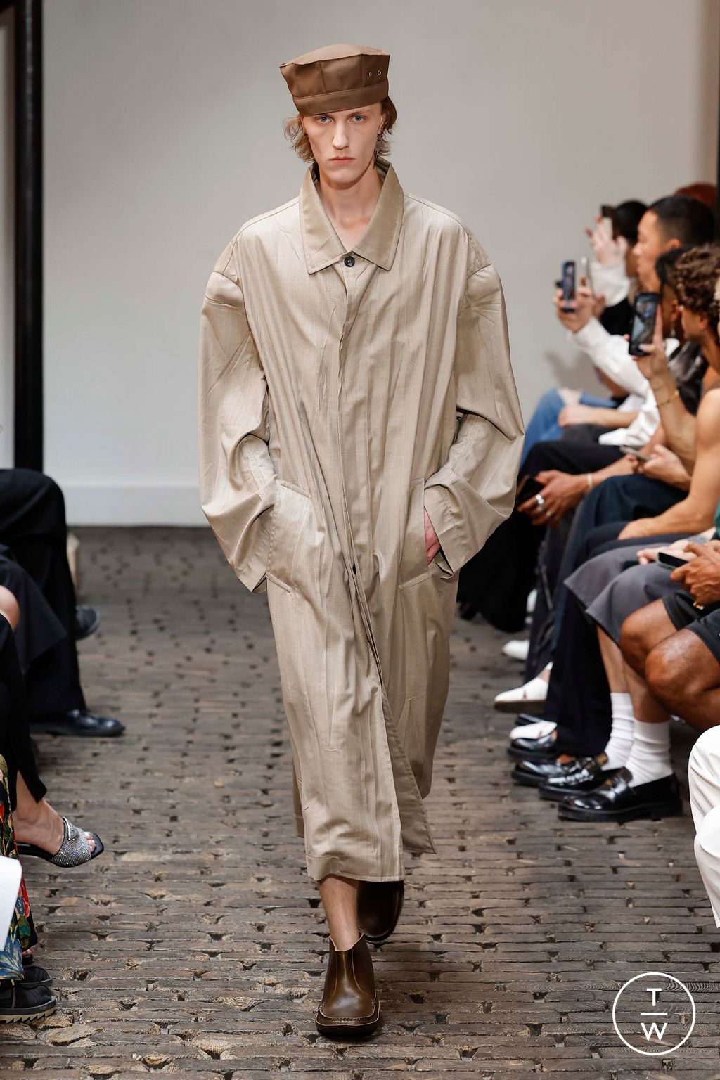 Fashion Week Paris Spring/Summer 2024 look 28 from the Hed Mayner collection 男装