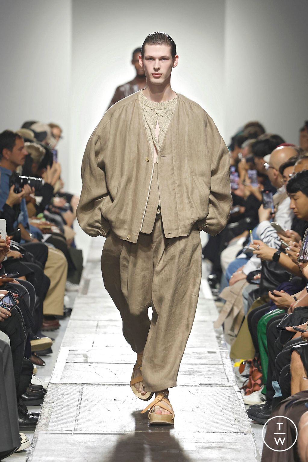 Fashion Week Paris Spring-Summer 2025 look 1 de la collection Hed Mayner menswear