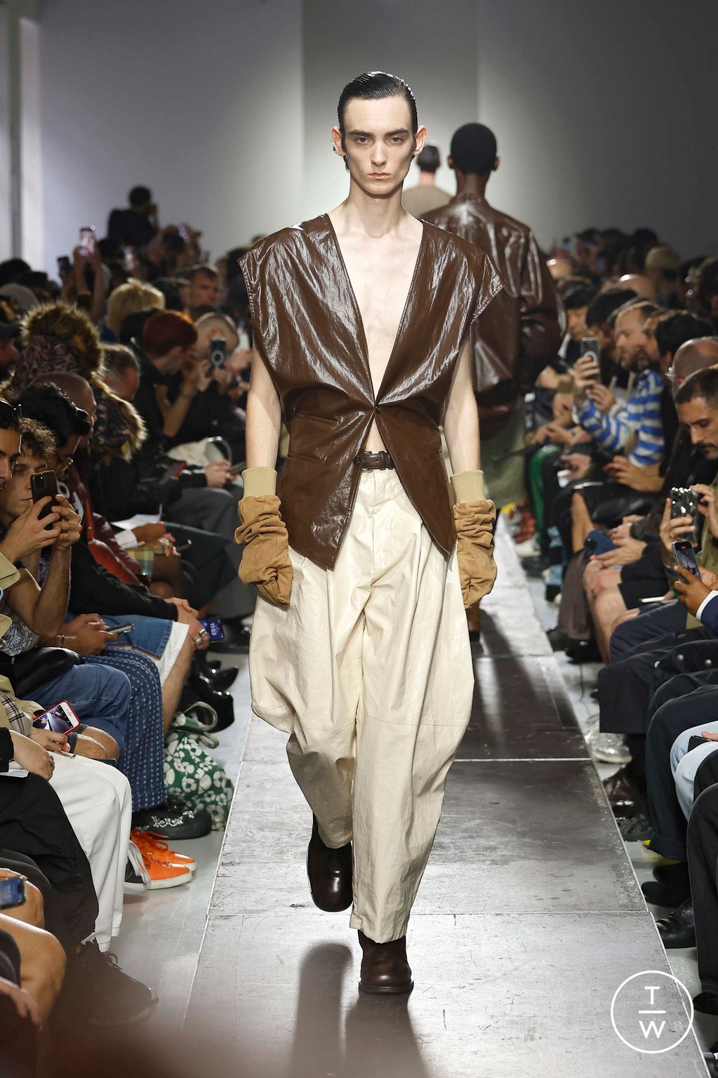 Fashion Week Paris Spring-Summer 2025 look 3 de la collection Hed Mayner menswear