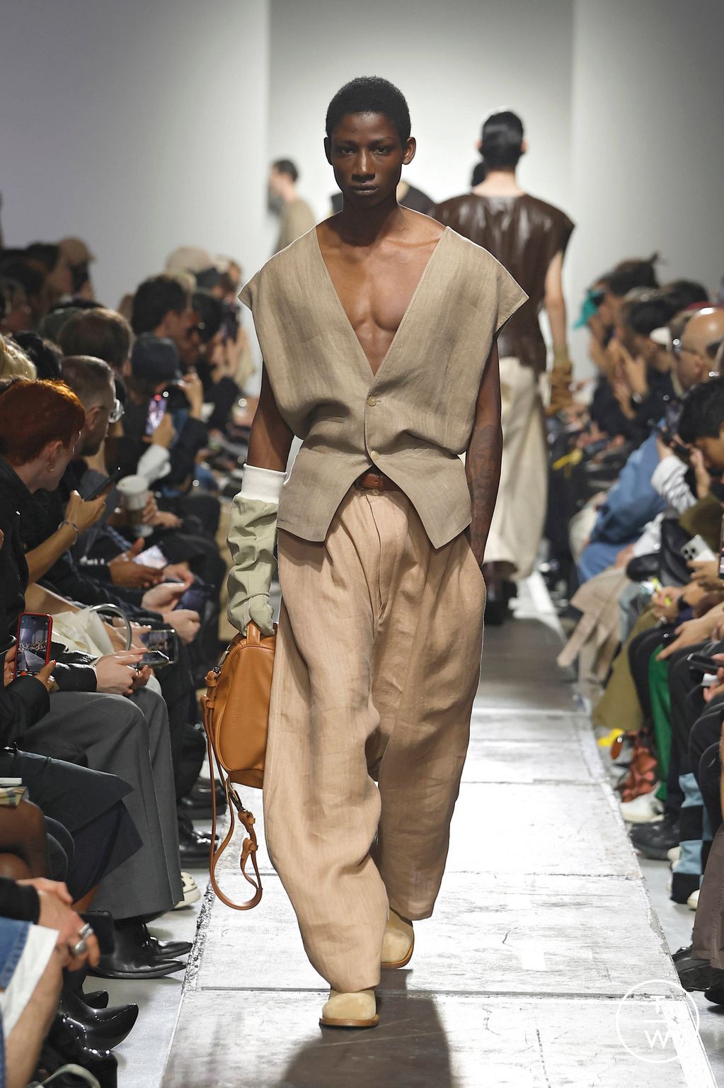 Fashion Week Paris Spring-Summer 2025 look 4 de la collection Hed Mayner menswear