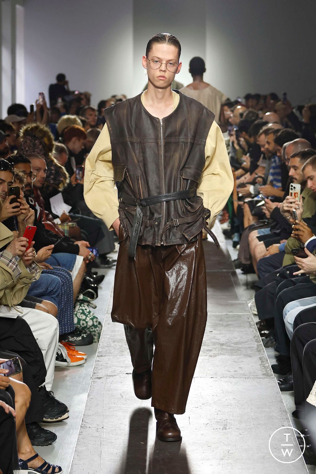 Fashion Week Paris Spring-Summer 2025 look 5 de la collection Hed Mayner menswear