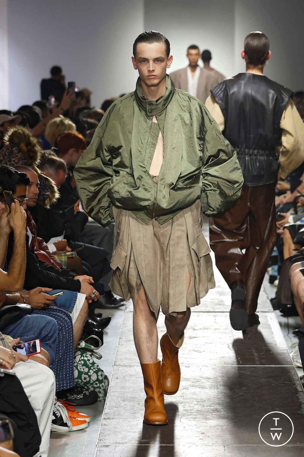 Fashion Week Paris Spring-Summer 2025 look 6 de la collection Hed Mayner menswear