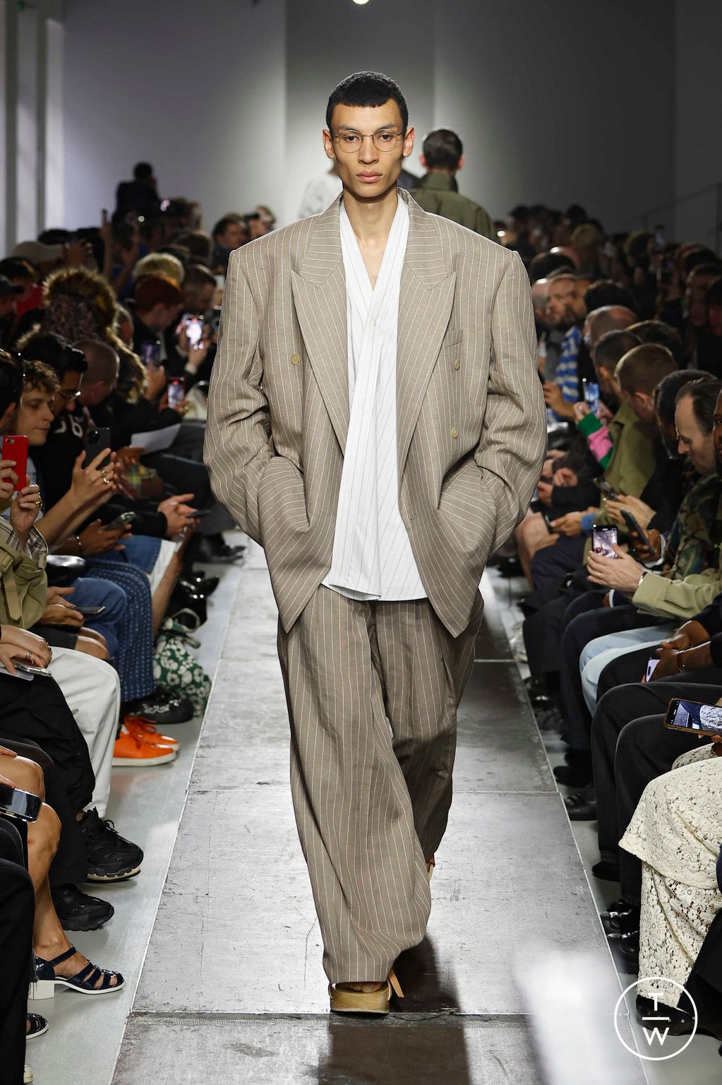 Fashion Week Paris Spring-Summer 2025 look 7 de la collection Hed Mayner menswear
