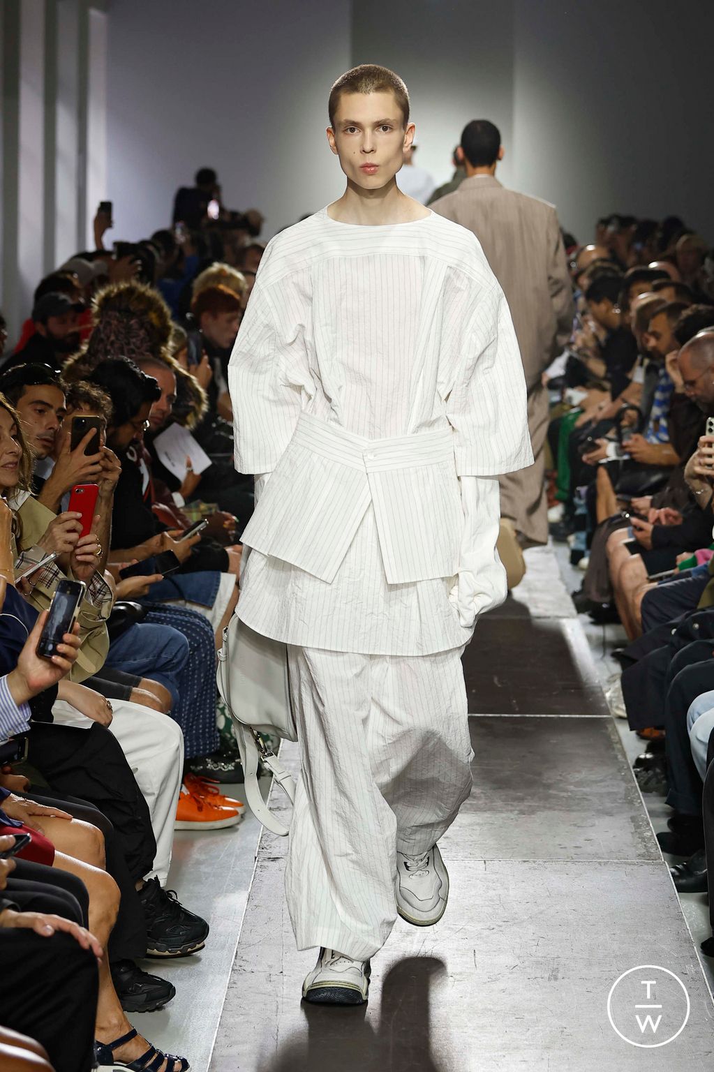 Fashion Week Paris Spring-Summer 2025 look 8 de la collection Hed Mayner menswear