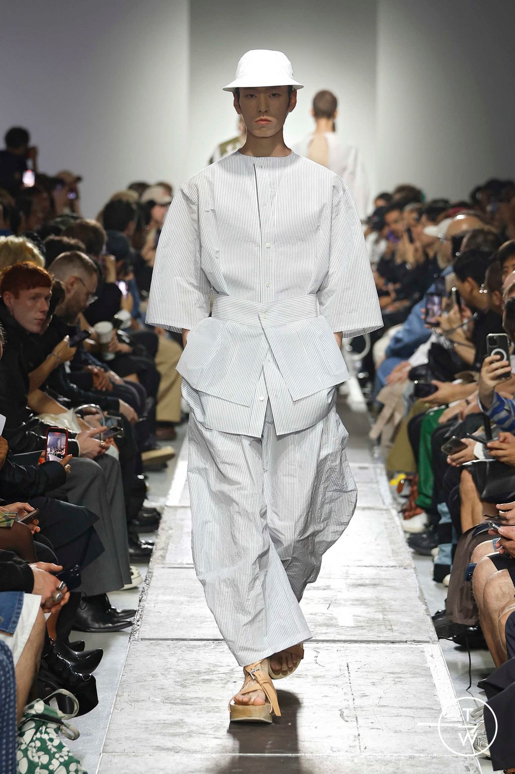 Fashion Week Paris Spring-Summer 2025 look 9 de la collection Hed Mayner menswear