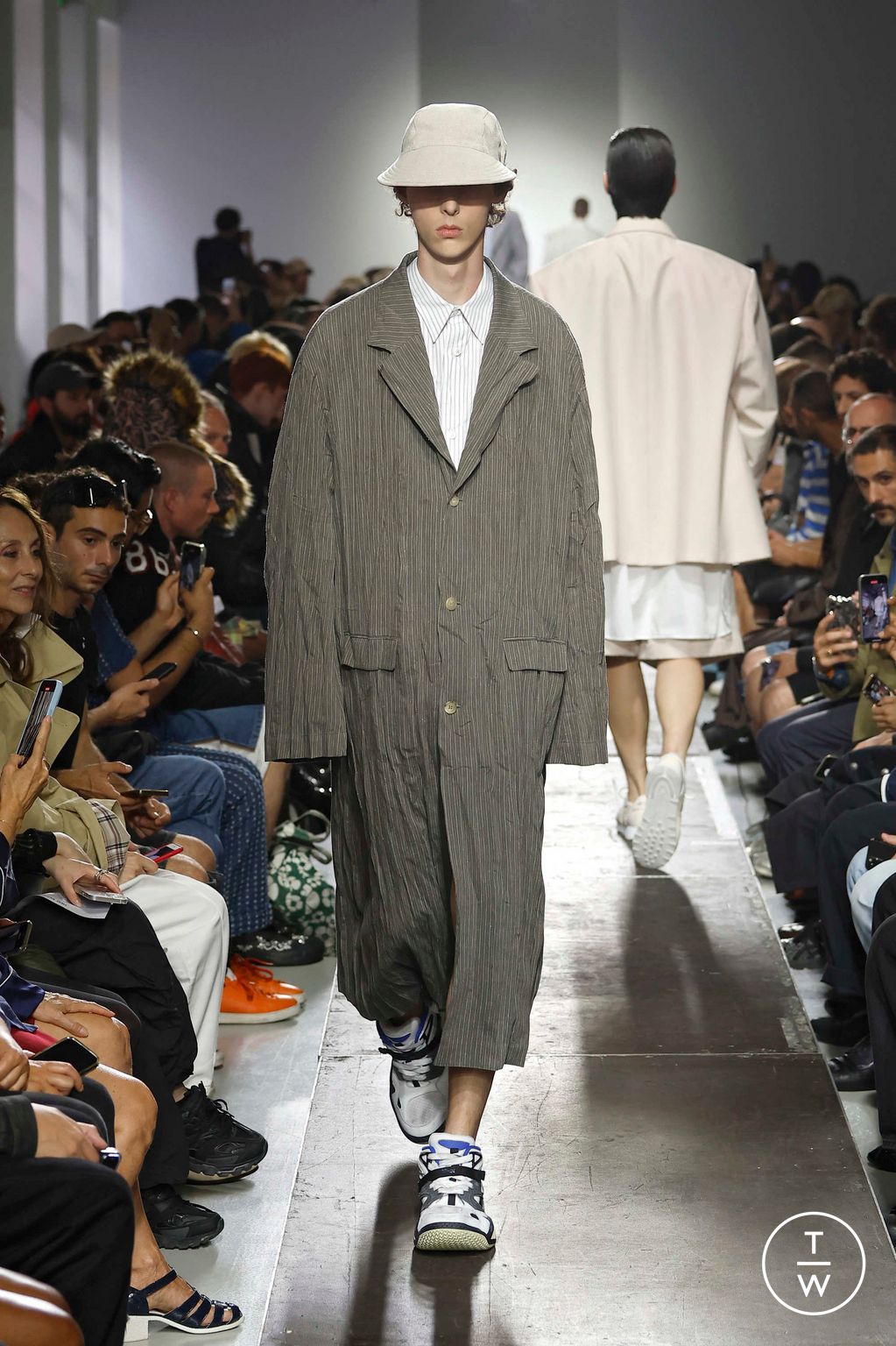 Fashion Week Paris Spring-Summer 2025 look 13 de la collection Hed Mayner menswear