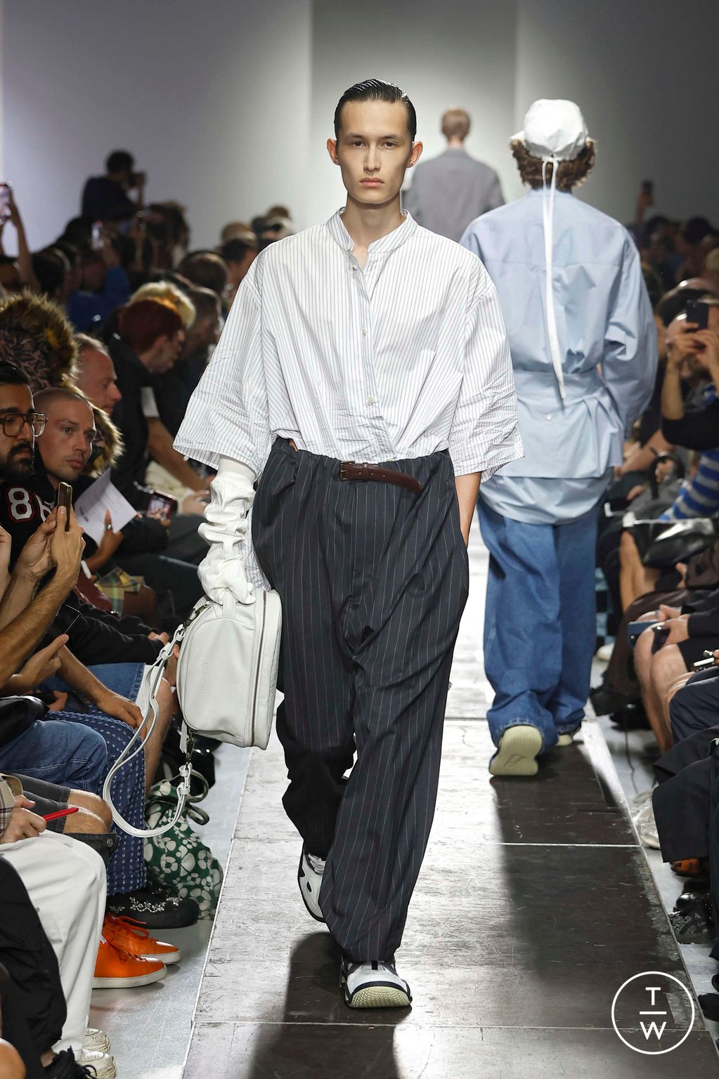 Fashion Week Paris Spring-Summer 2025 look 16 de la collection Hed Mayner menswear
