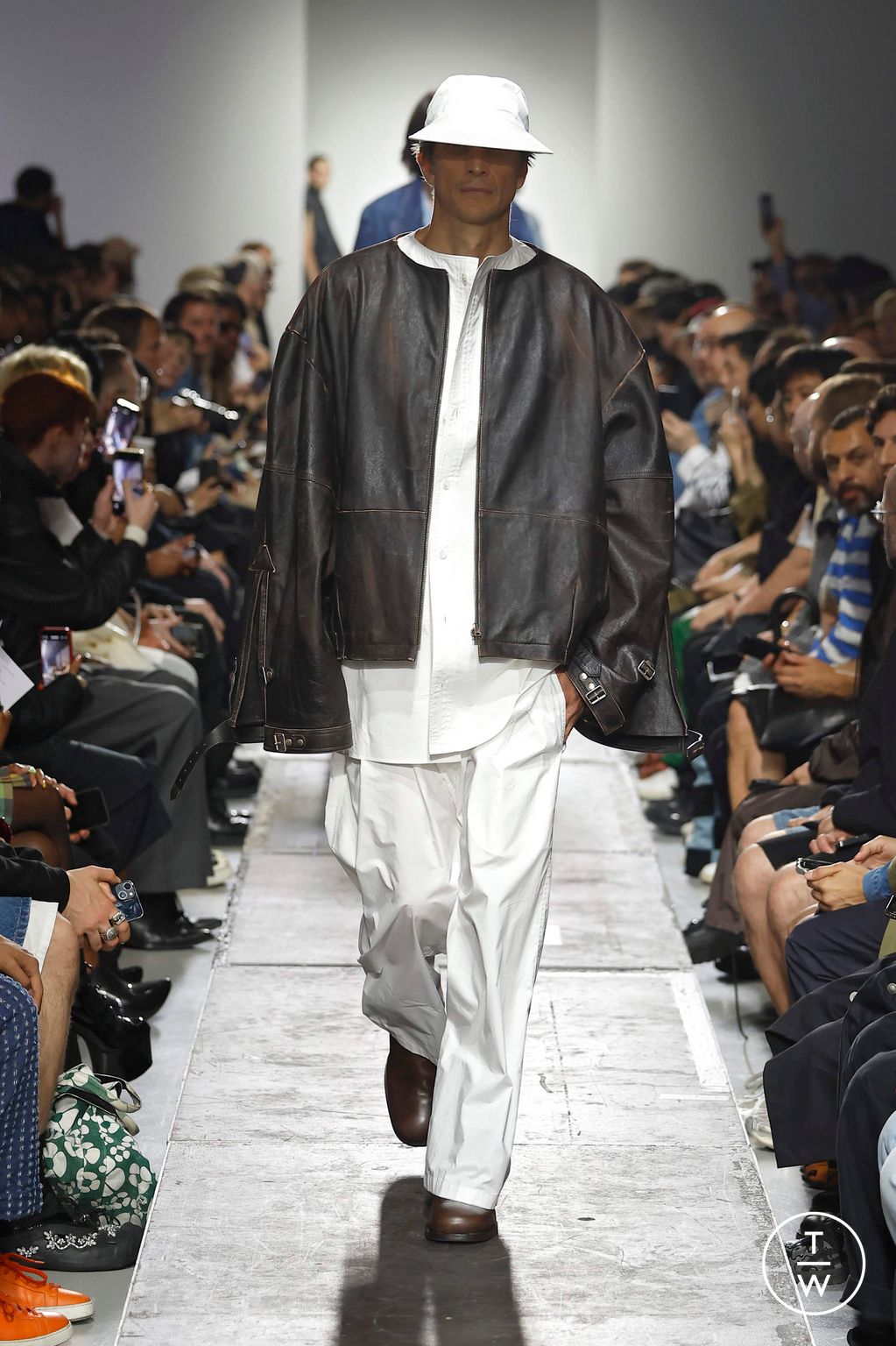 Fashion Week Paris Spring-Summer 2025 look 17 de la collection Hed Mayner menswear