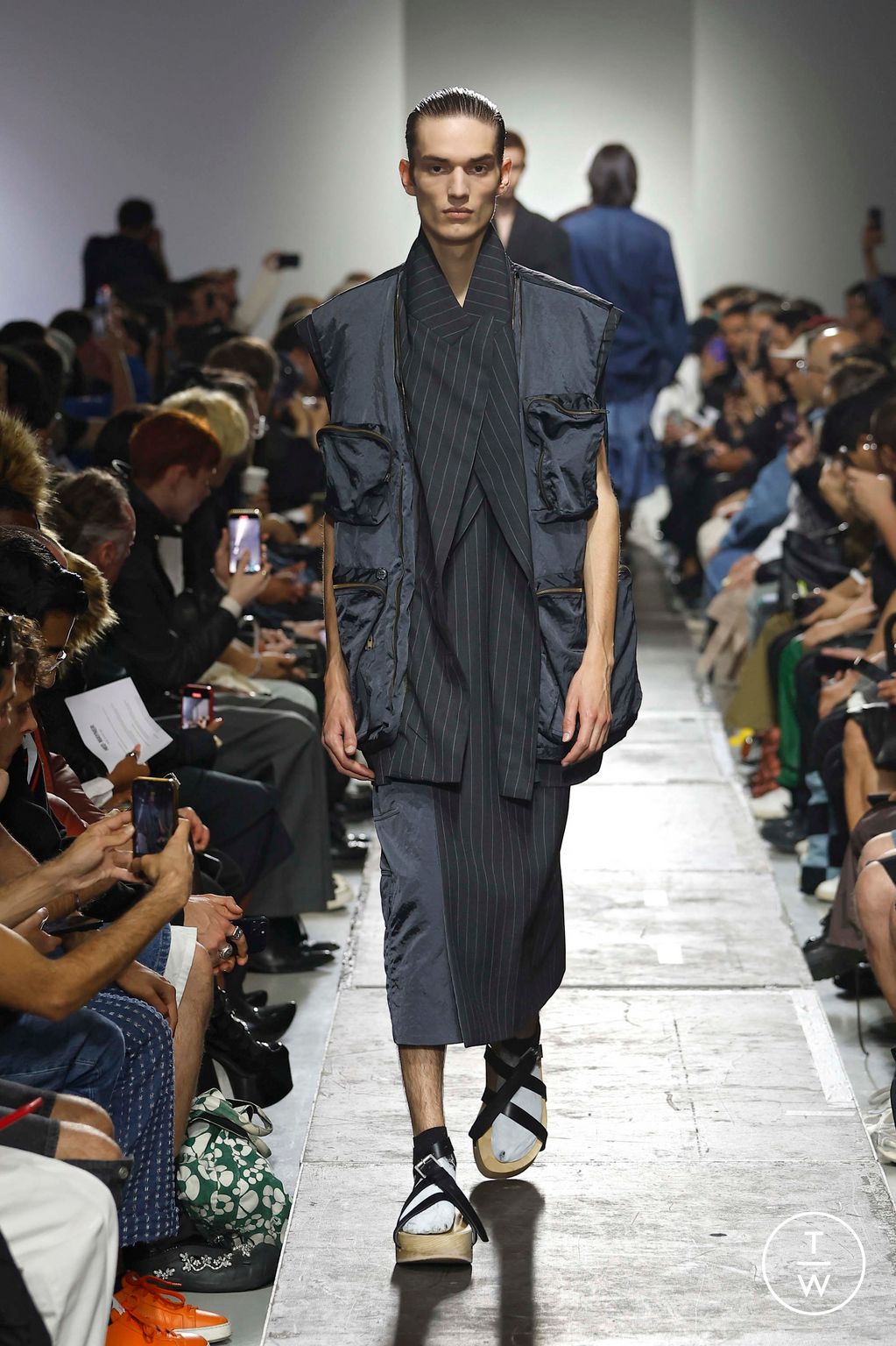 Fashion Week Paris Spring-Summer 2025 look 19 de la collection Hed Mayner menswear