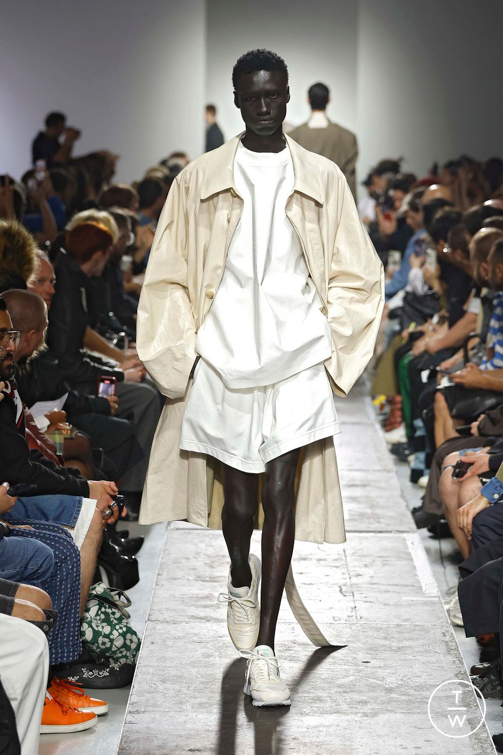 Fashion Week Paris Spring-Summer 2025 look 22 de la collection Hed Mayner menswear
