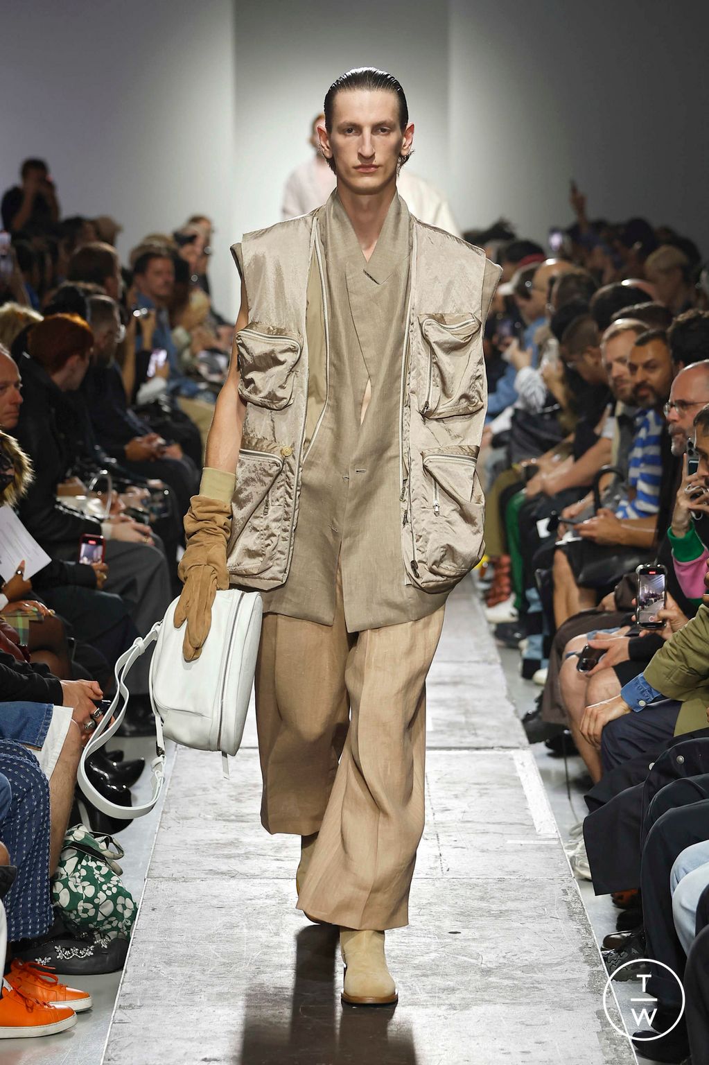 Fashion Week Paris Spring-Summer 2025 look 23 de la collection Hed Mayner menswear