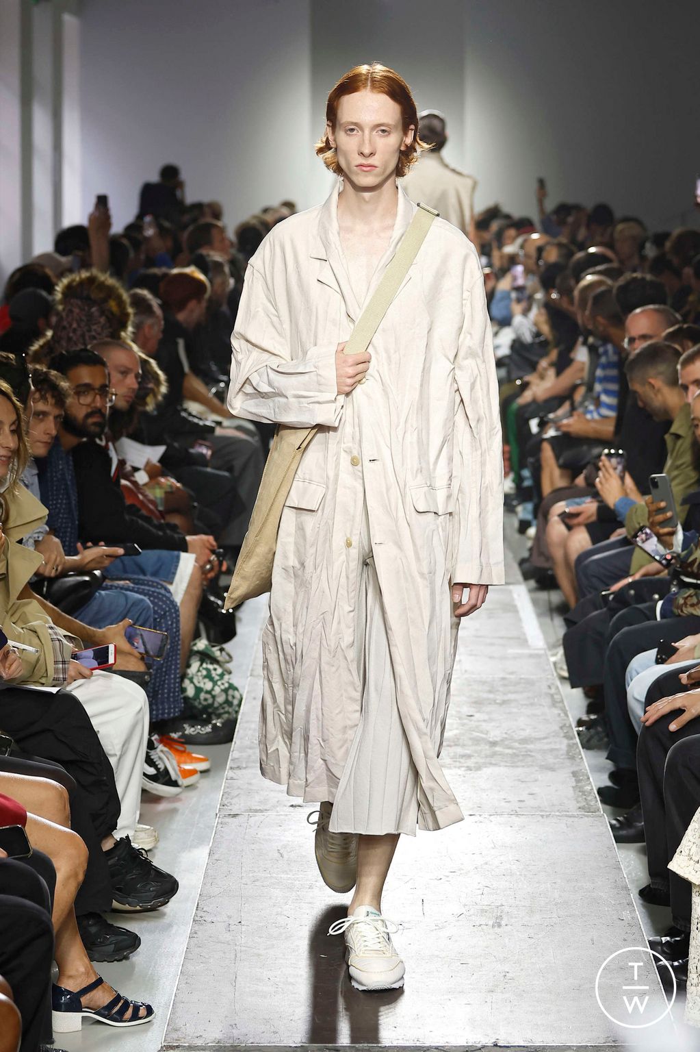 Fashion Week Paris Spring-Summer 2025 look 24 de la collection Hed Mayner menswear
