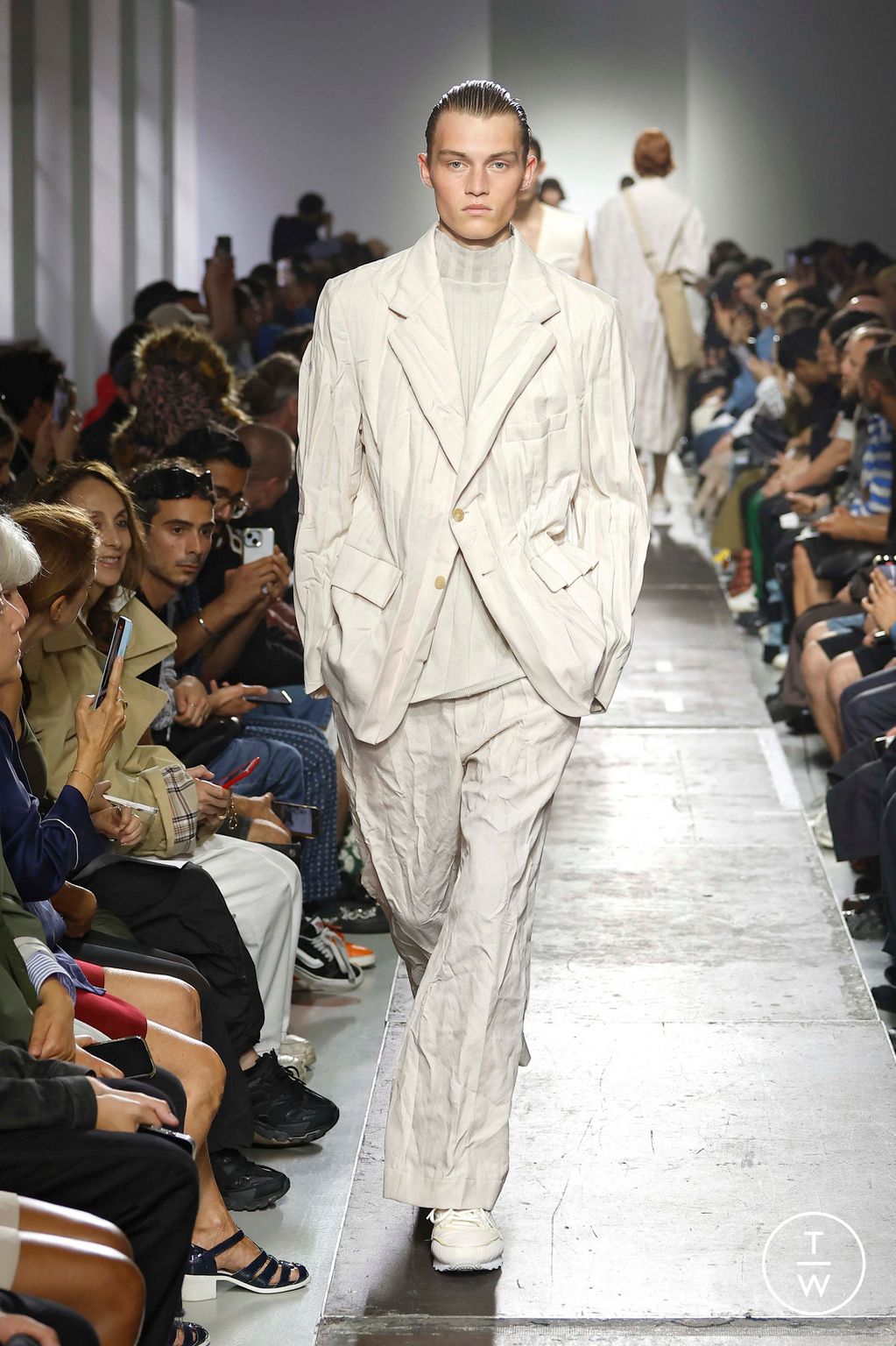 Fashion Week Paris Spring-Summer 2025 look 25 de la collection Hed Mayner menswear
