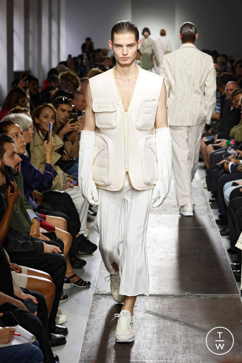 Fashion Week Paris Spring-Summer 2025 look 26 de la collection Hed Mayner menswear