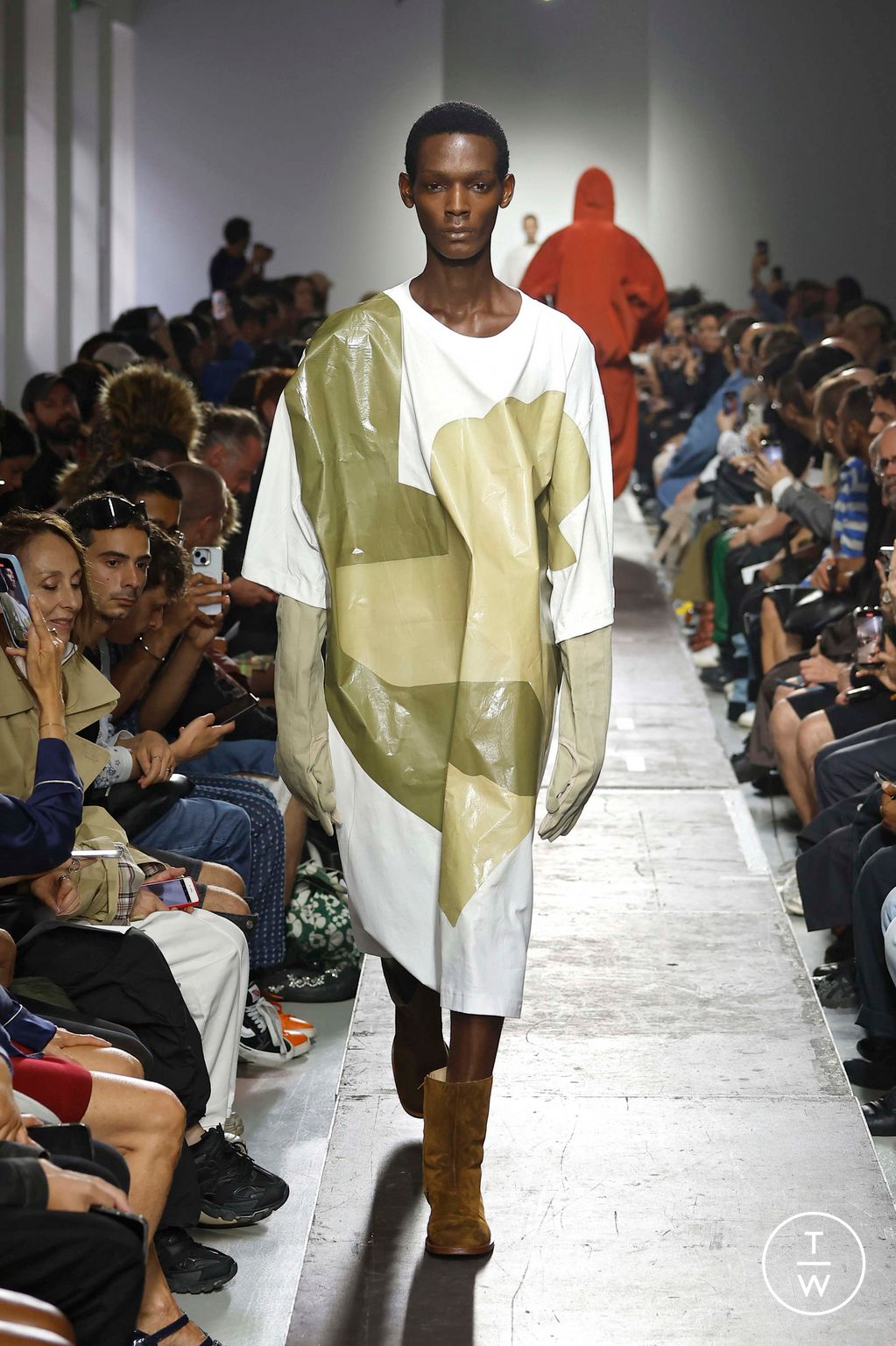 Fashion Week Paris Spring-Summer 2025 look 29 de la collection Hed Mayner menswear