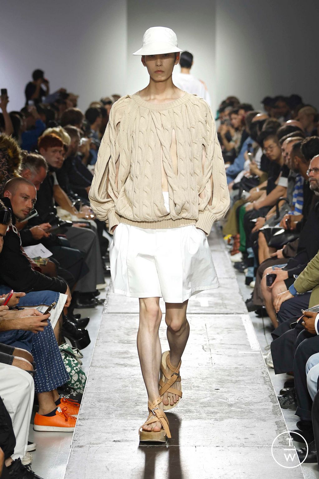 Fashion Week Paris Spring-Summer 2025 look 32 de la collection Hed Mayner menswear