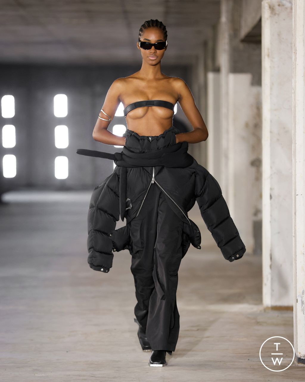 Fashion Week Paris Fall/Winter 2023 look 1 de la collection Heliot Emil womenswear