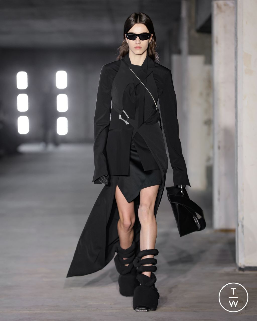 Fashion Week Paris Fall/Winter 2023 look 8 from the Heliot Emil collection 女装