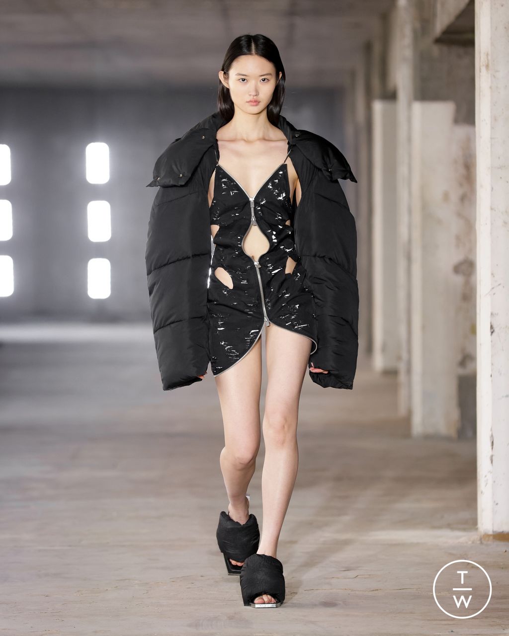 Fashion Week Paris Fall/Winter 2023 look 35 from the Heliot Emil collection 女装