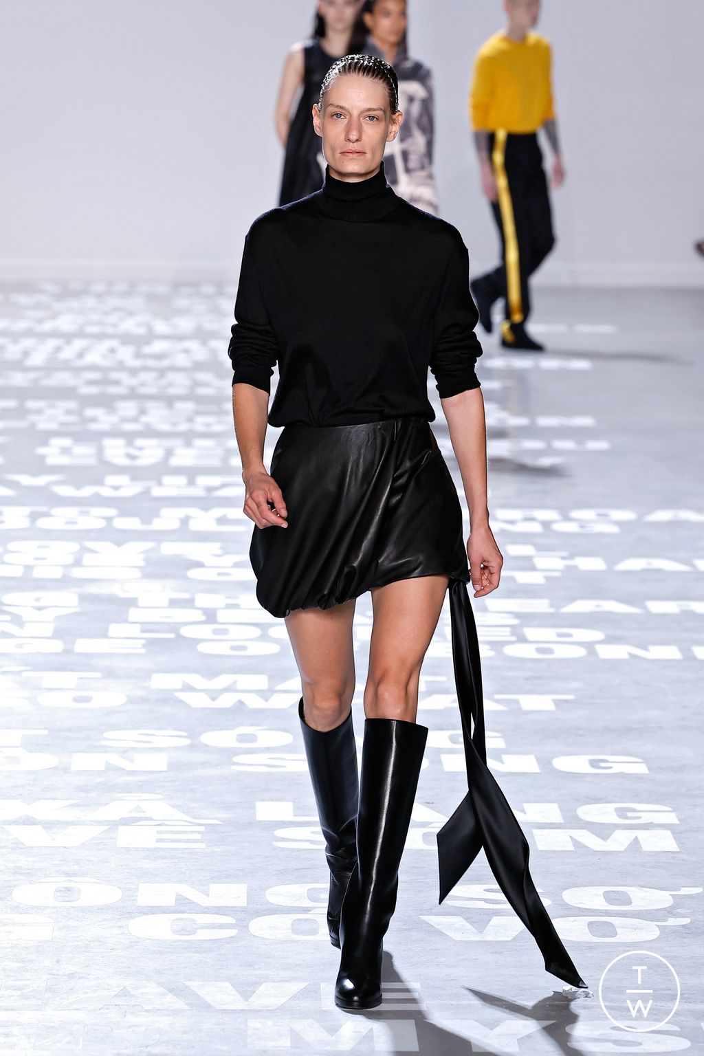 Fashion Week New York Spring/Summer 2024 look 28 from the Helmut Lang collection 女装