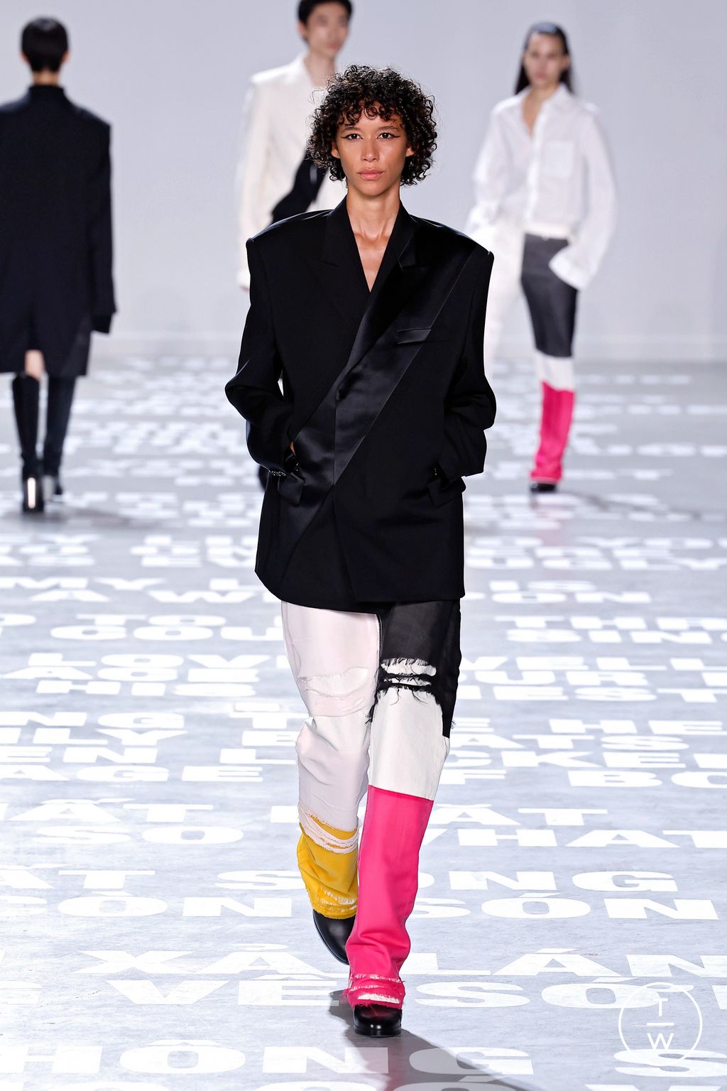 Fashion Week New York Spring/Summer 2024 look 43 from the Helmut Lang collection 女装