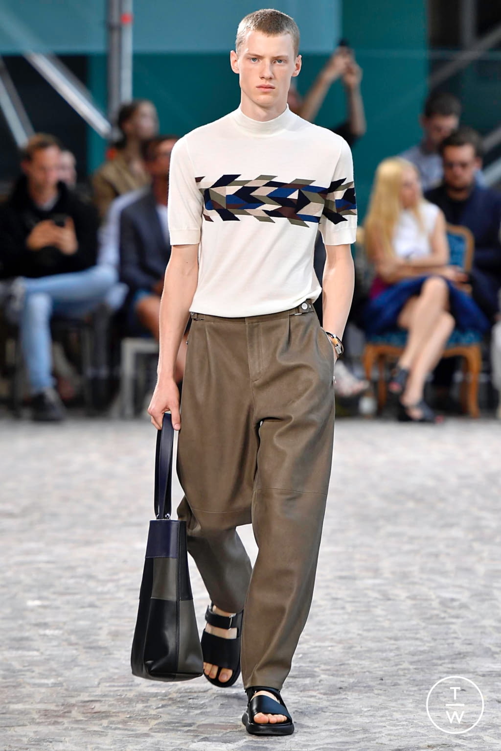 Fashion Week Paris Spring/Summer 2020 look 16 from the Hermès collection 男装
