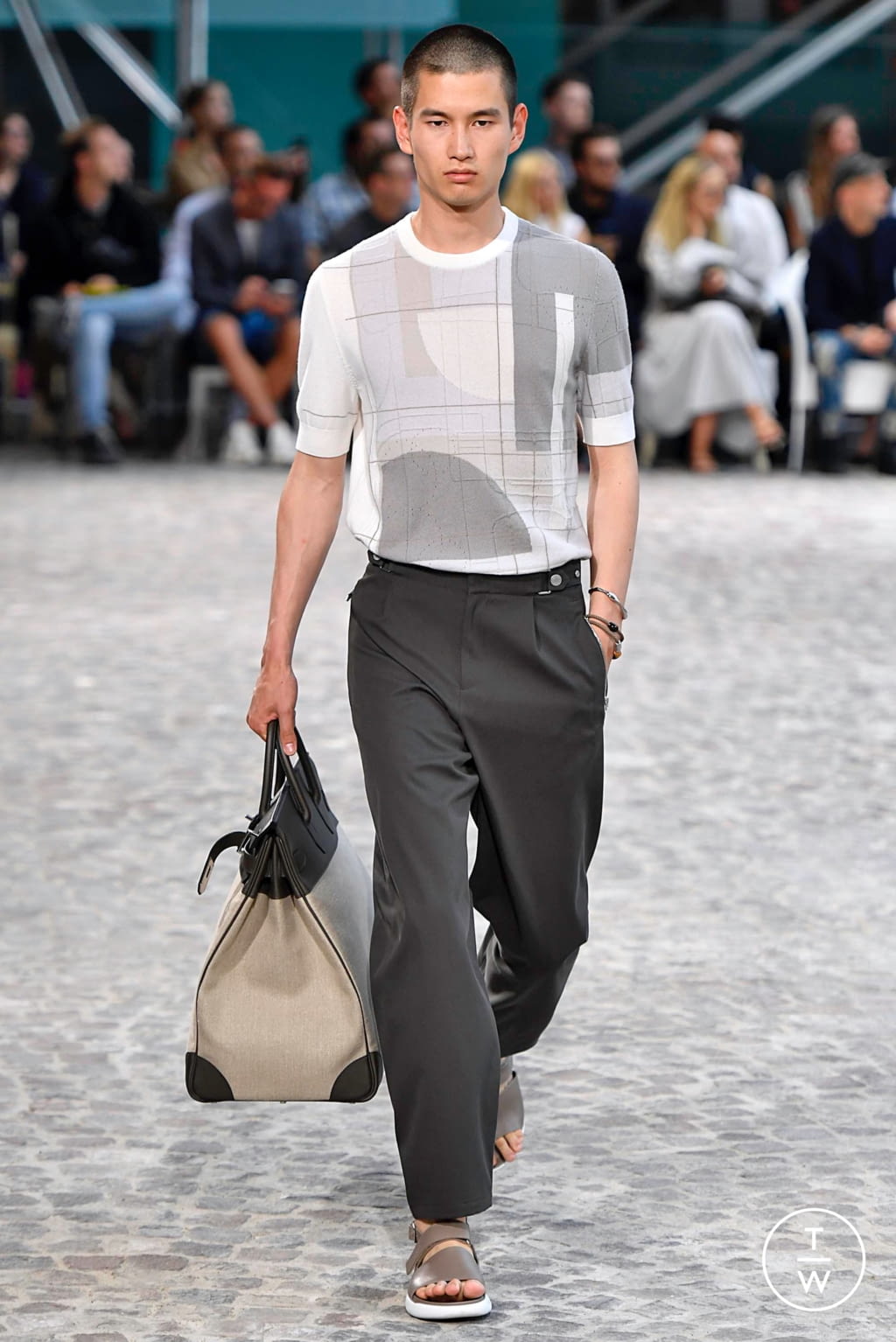 Fashion Week Paris Spring/Summer 2020 look 22 from the Hermès collection 男装