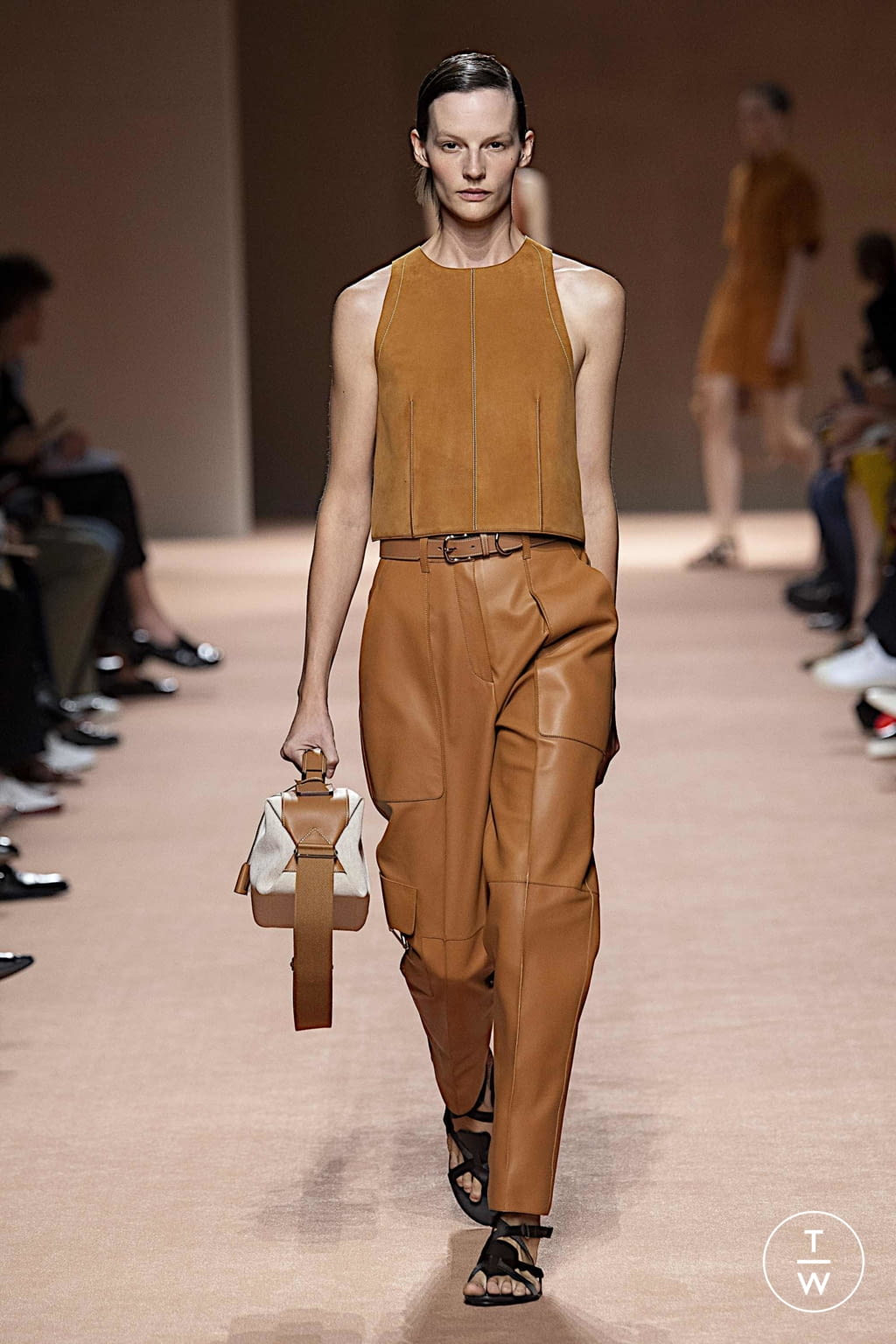 Fashion Week Paris Spring/Summer 2020 look 15 from the Hermès collection 女装