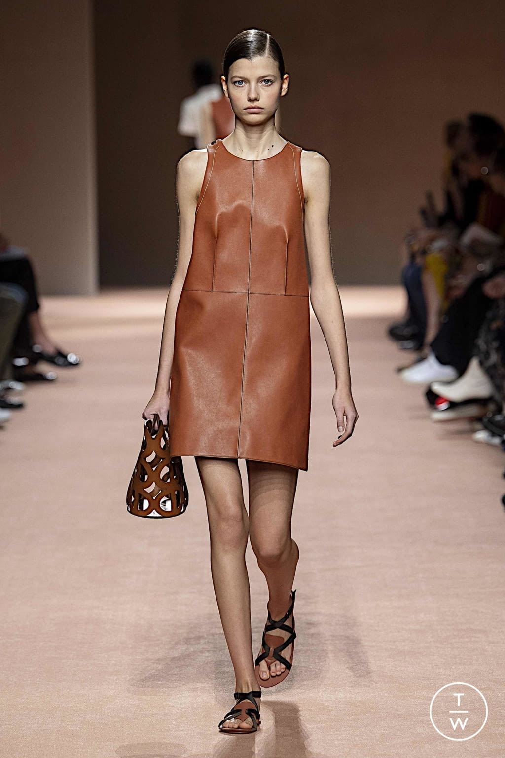Fashion Week Paris Spring/Summer 2020 look 16 from the Hermès collection 女装