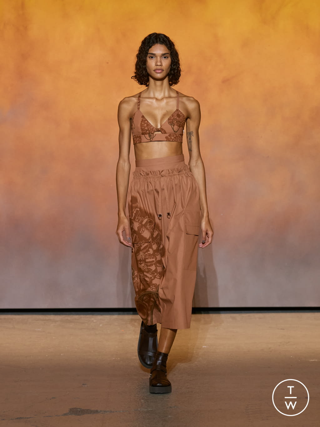 Fashion Week Paris Spring/Summer 2022 look 19 from the Hermès collection womenswear
