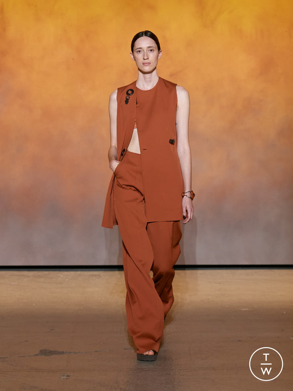 Fashion Week Paris Spring/Summer 2022 look 22 from the Hermès collection womenswear