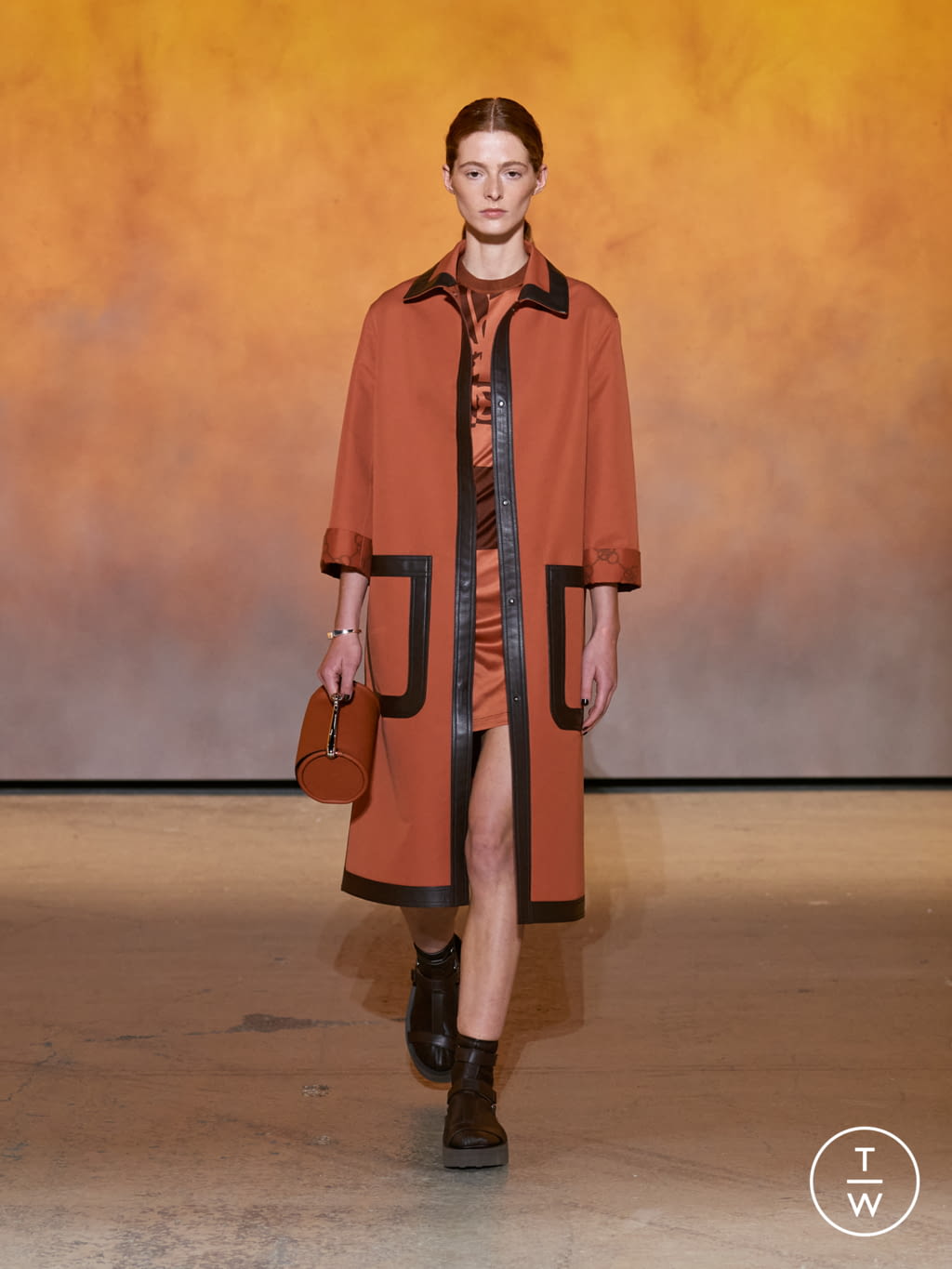 Fashion Week Paris Spring/Summer 2022 look 23 from the Hermès collection womenswear