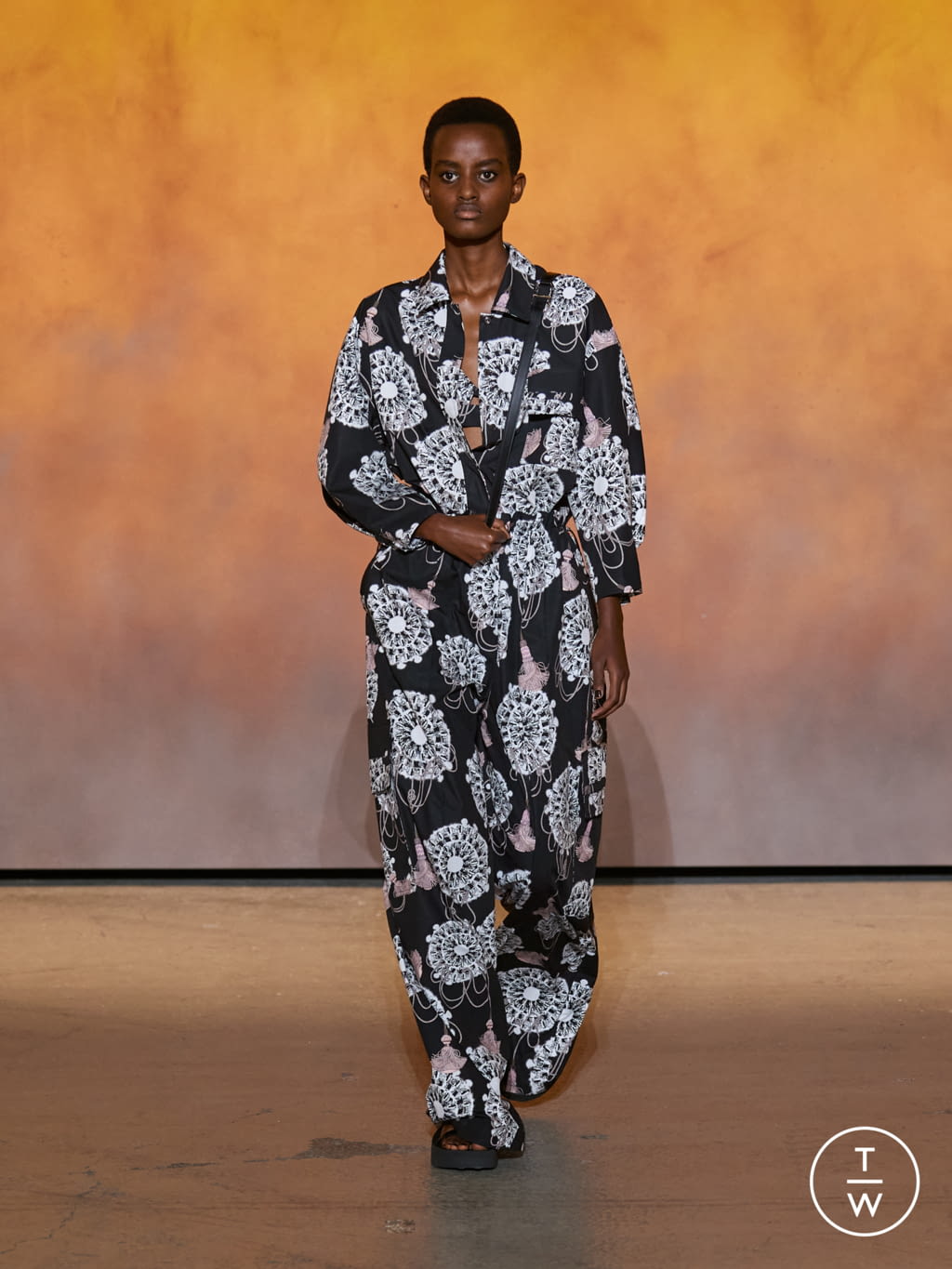 Fashion Week Paris Spring/Summer 2022 look 39 from the Hermès collection womenswear
