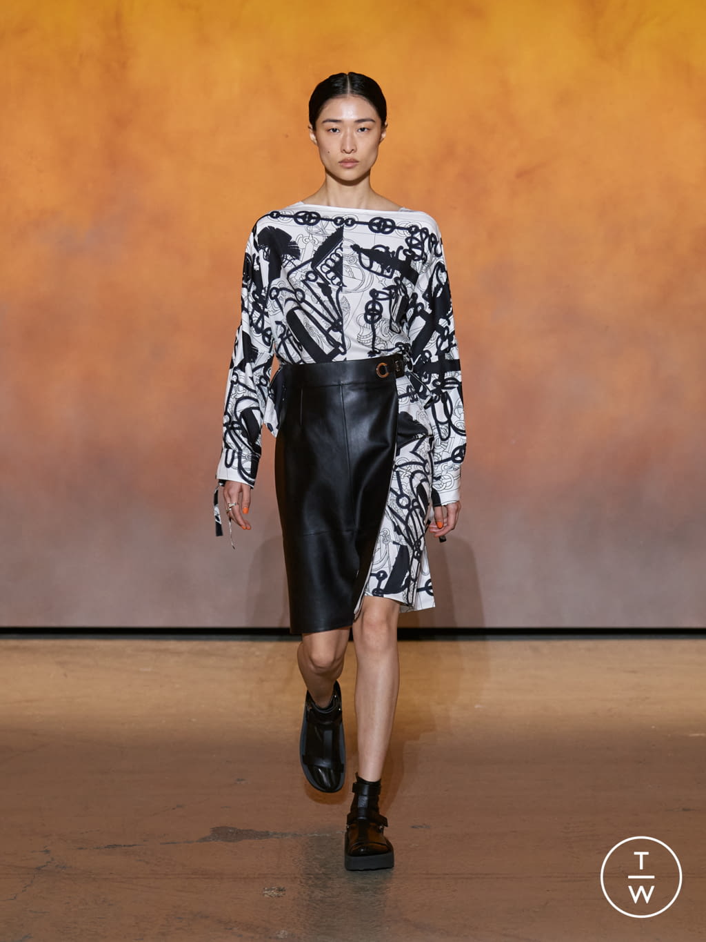 Fashion Week Paris Spring/Summer 2022 look 45 from the Hermès collection womenswear