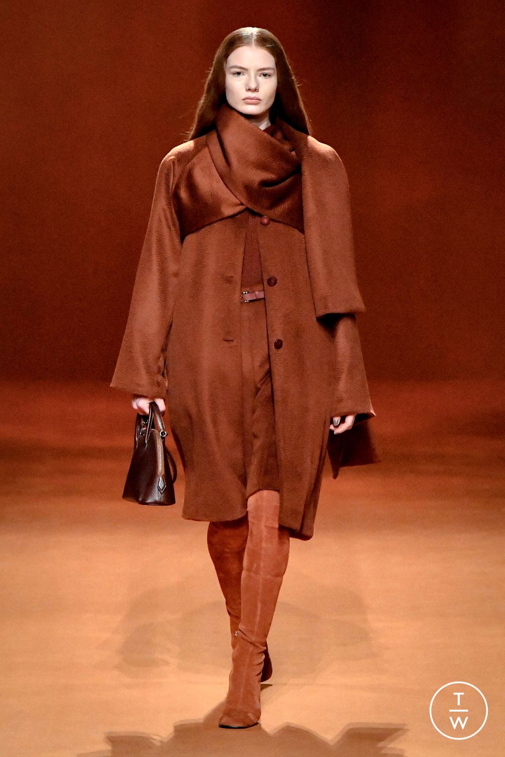 Fashion Week Paris Fall/Winter 2023 look 18 from the Hermès collection 女装