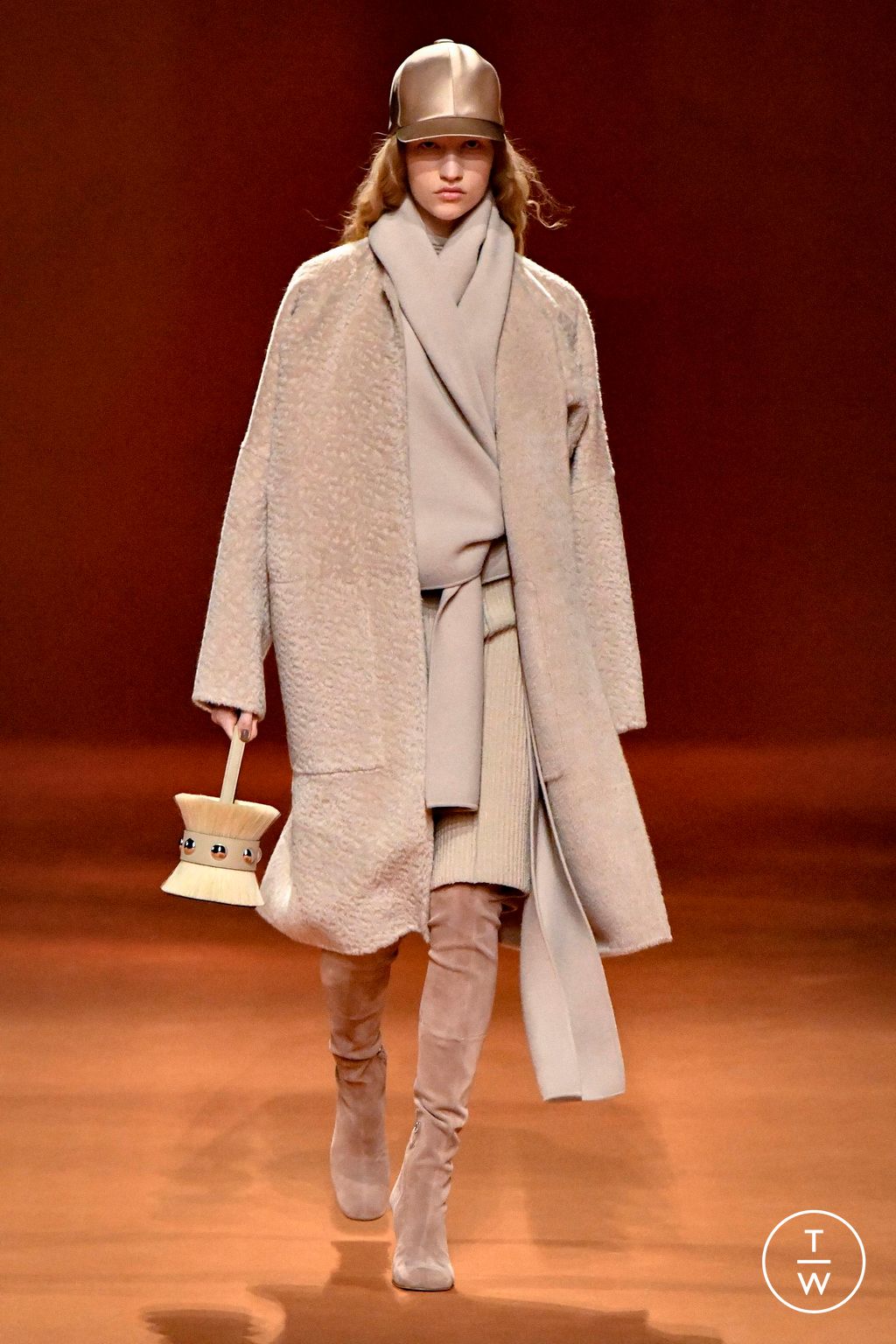 Fashion Week Paris Fall/Winter 2023 look 27 from the Hermès collection womenswear