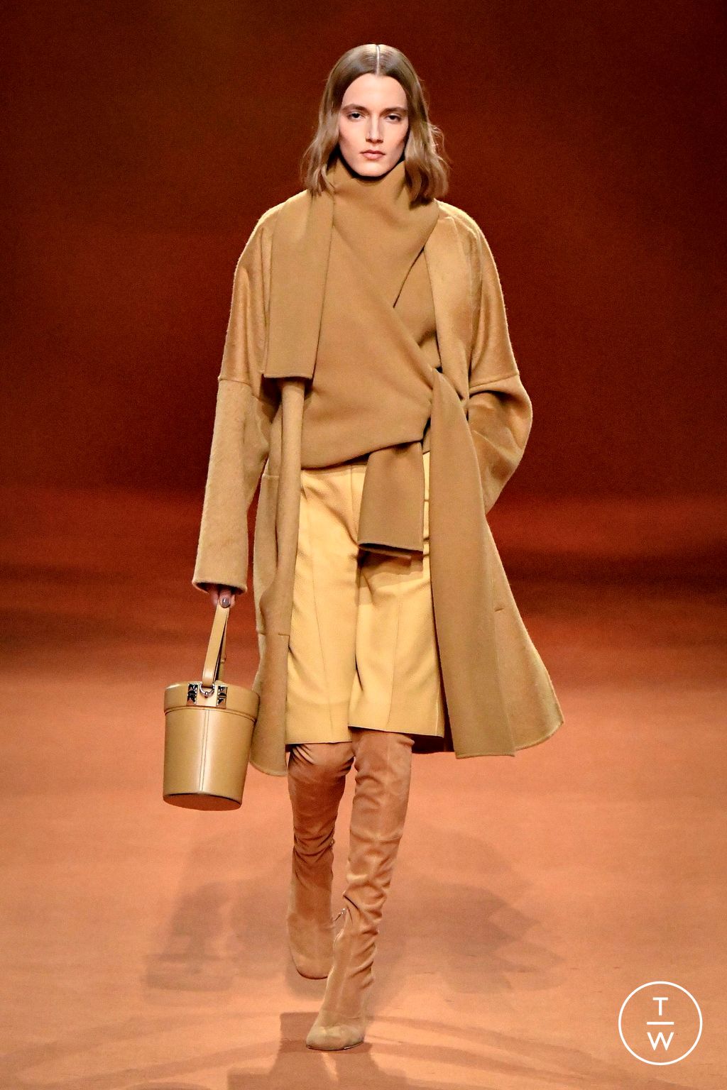 Fashion Week Paris Fall/Winter 2023 look 30 from the Hermès collection 女装