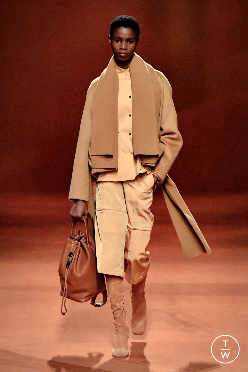 Fashion Week Paris Fall/Winter 2023 look 32 from the Hermès collection womenswear