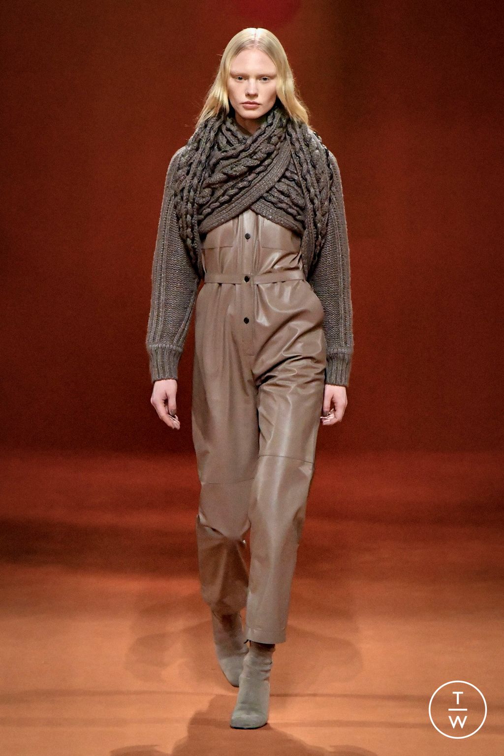 Fashion Week Paris Fall/Winter 2023 look 33 from the Hermès collection 女装
